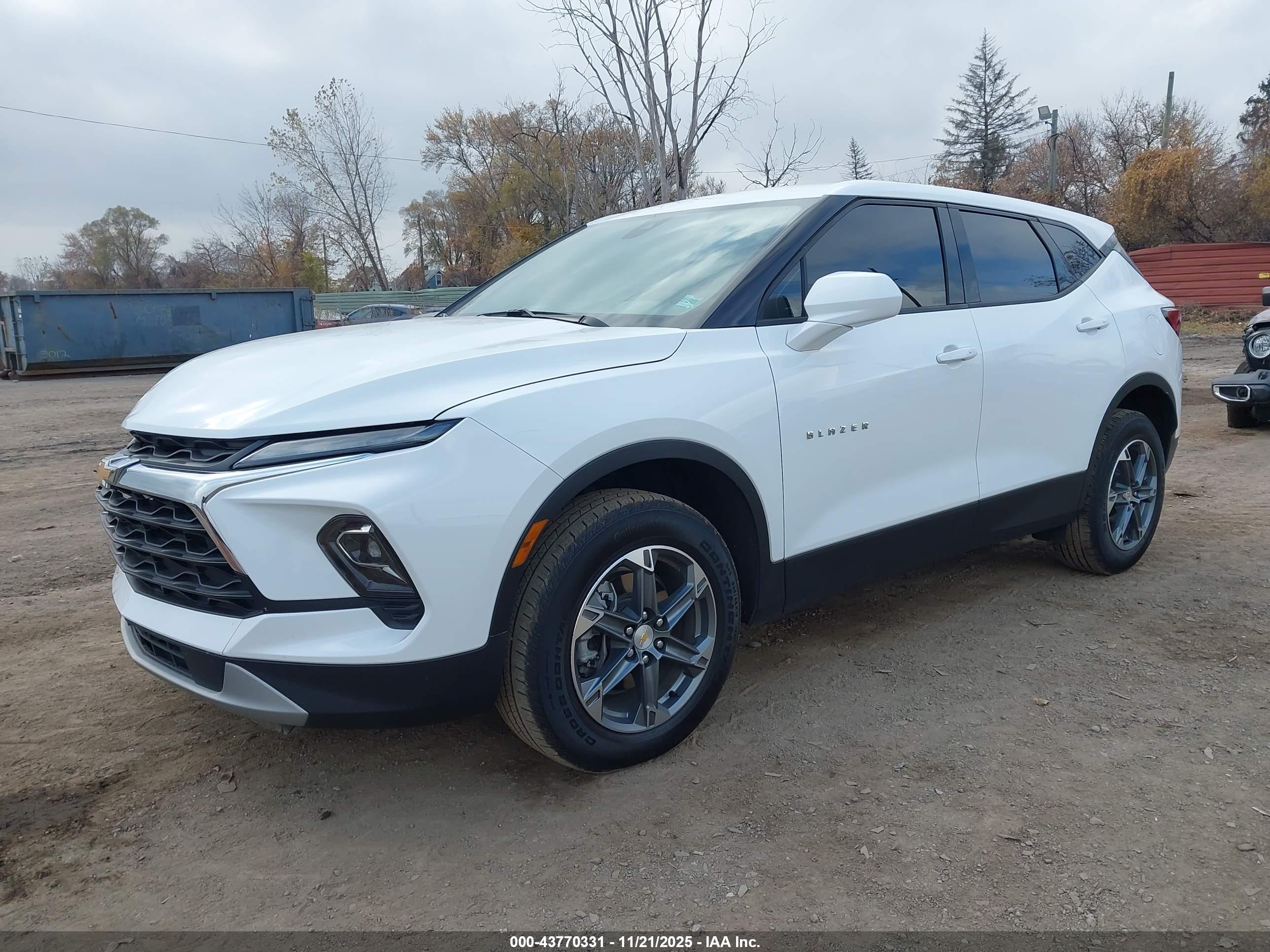 CHEVROLET BLAZER image 2