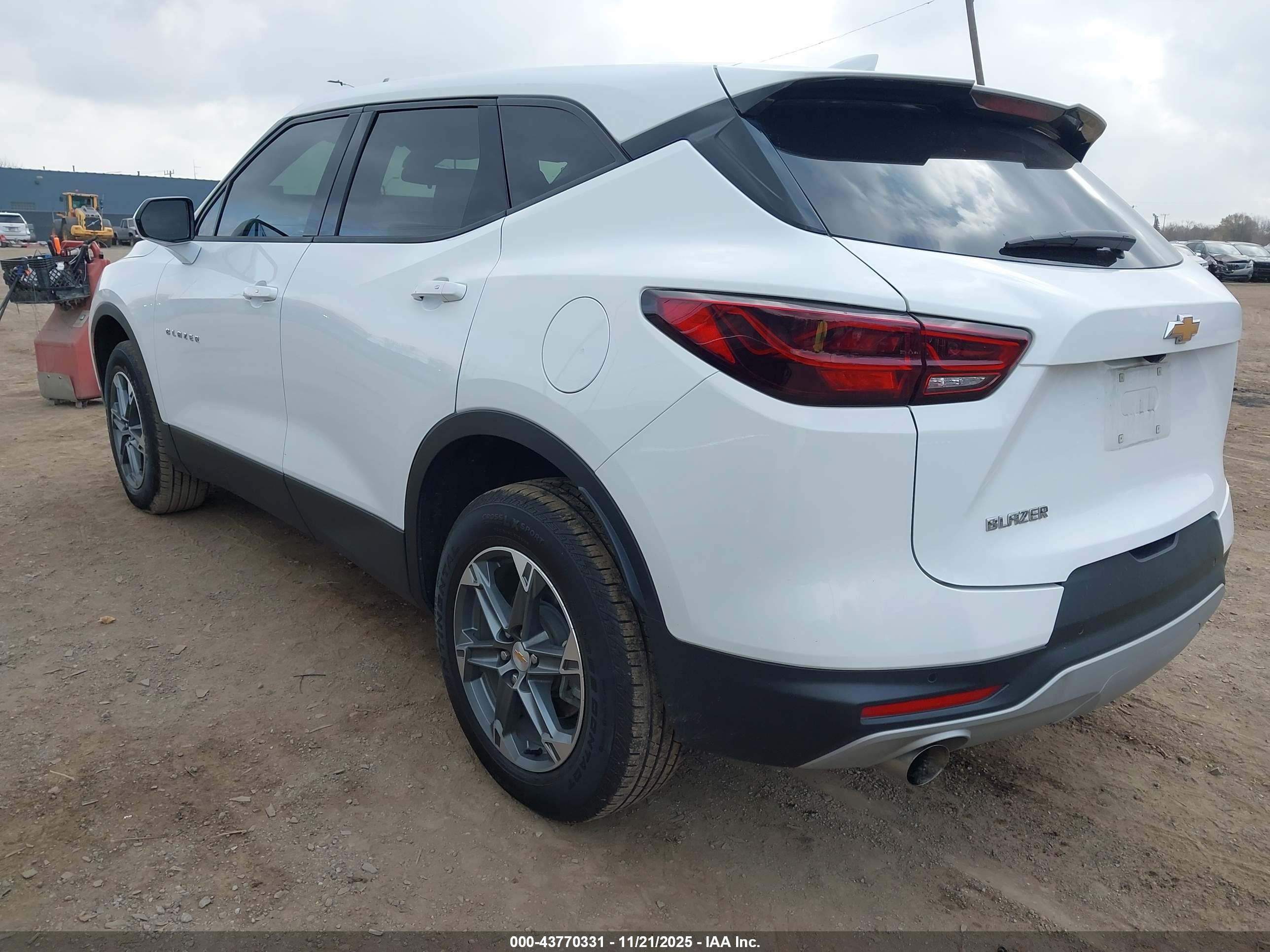 CHEVROLET BLAZER image 3