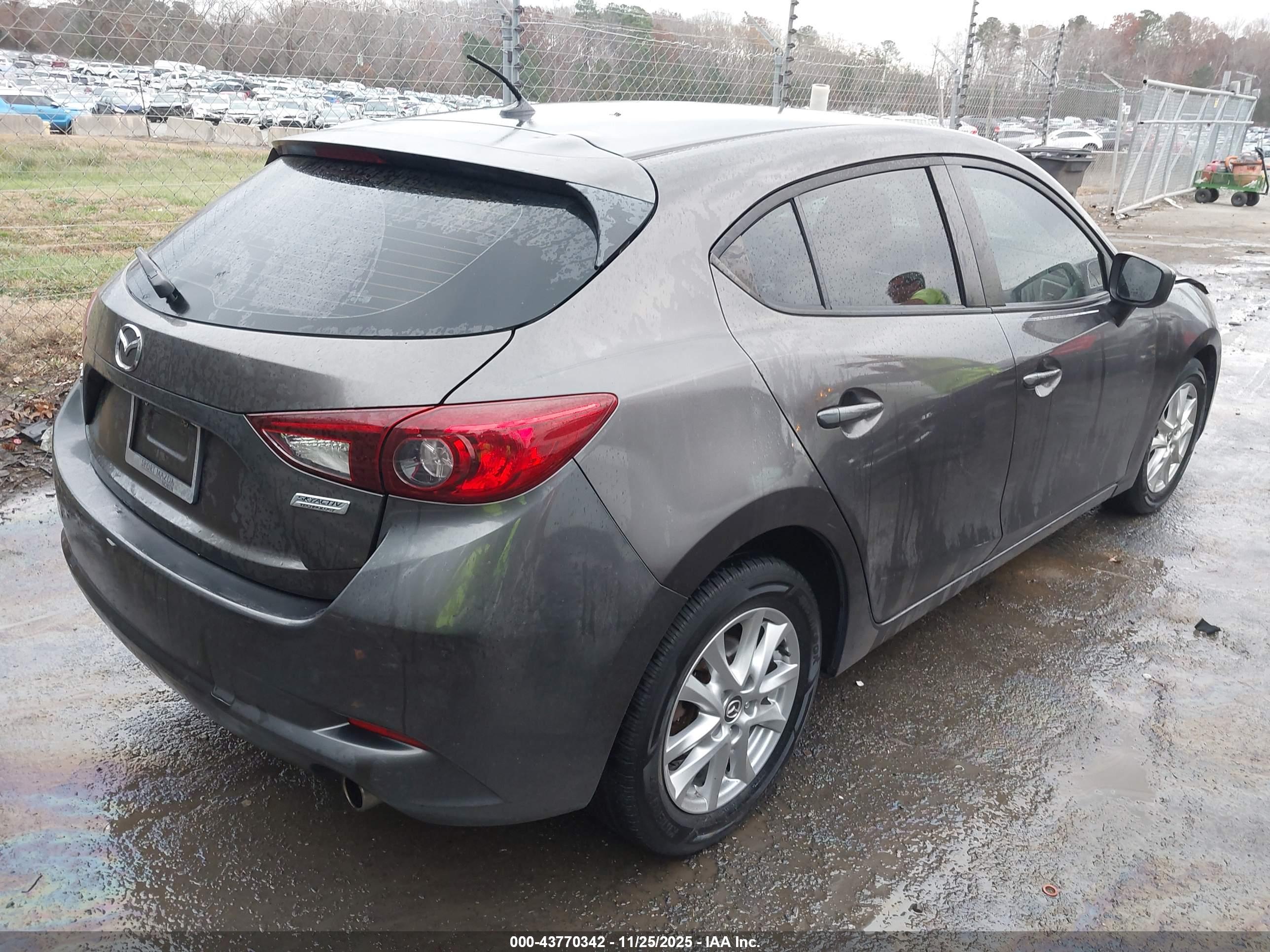 MAZDA MAZDA3 image 4
