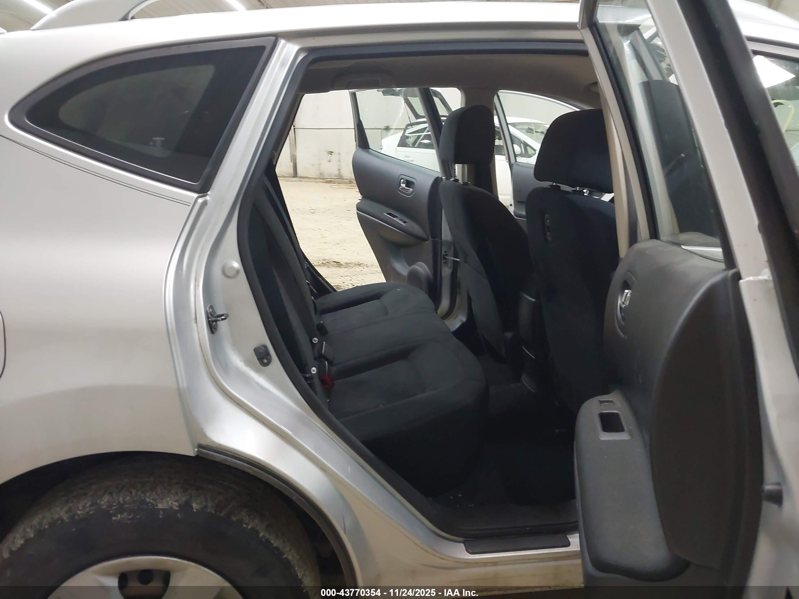 NISSAN ROGUE image 8