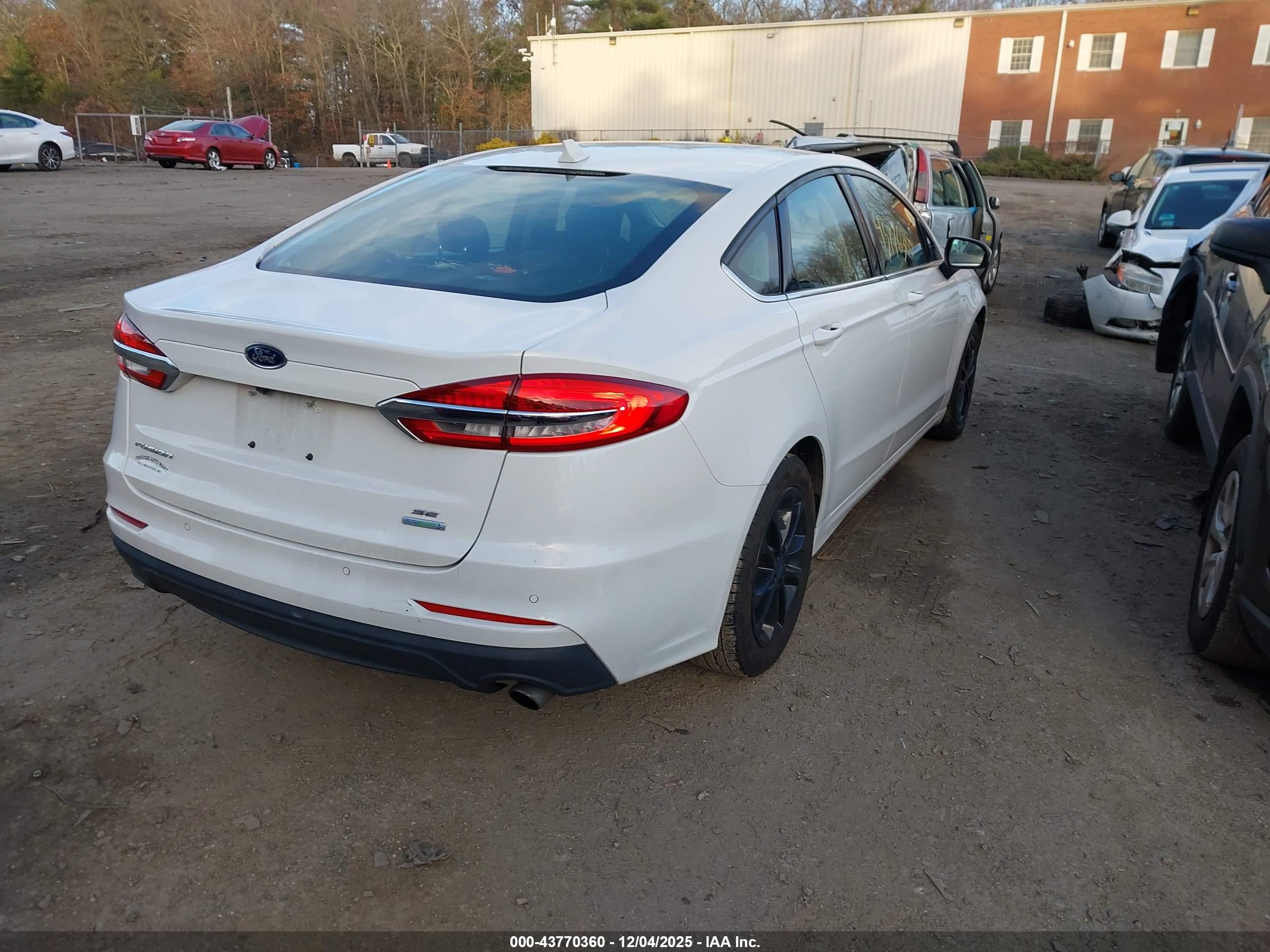 FORD FUSION image 4