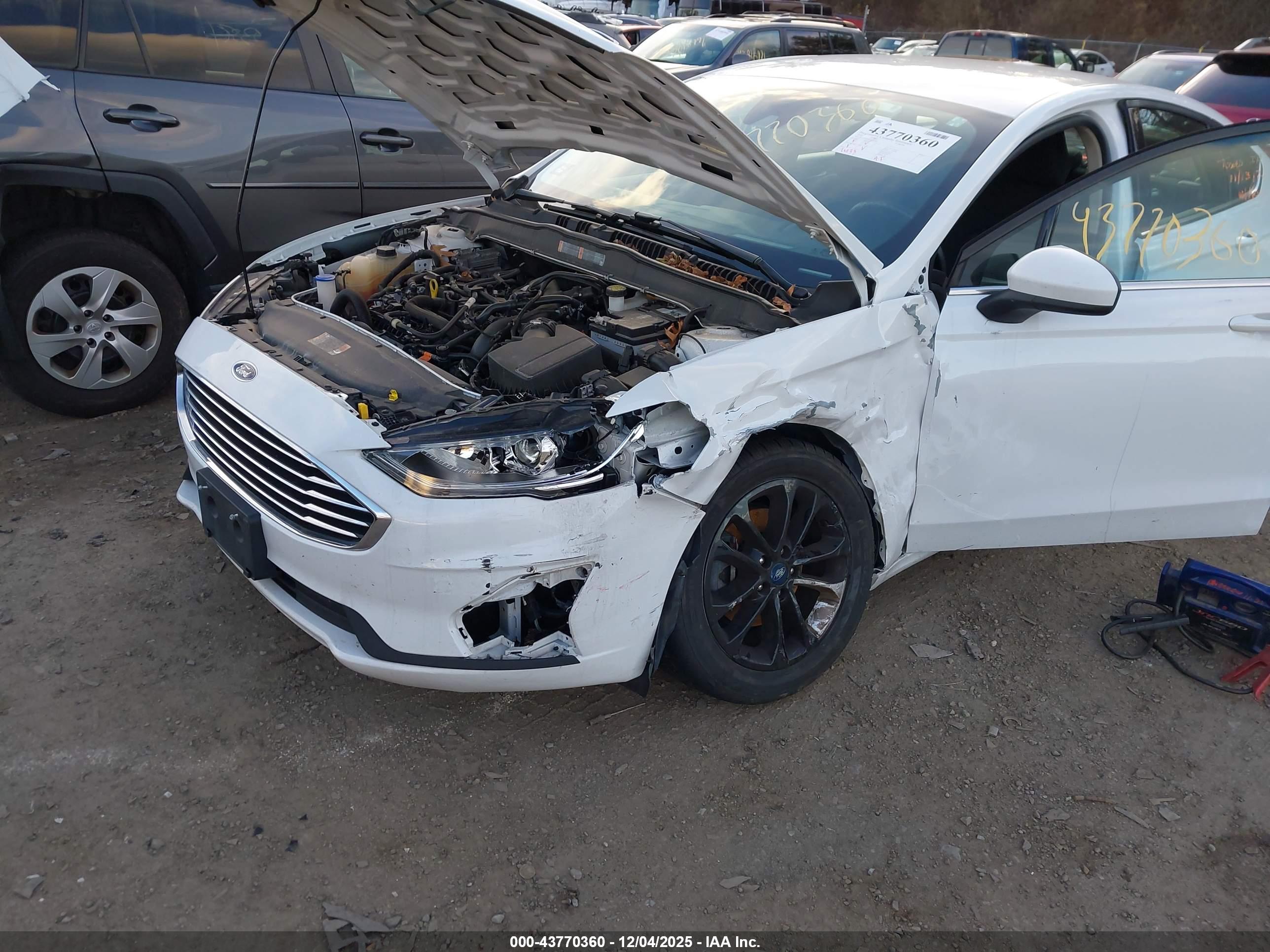 FORD FUSION image 6