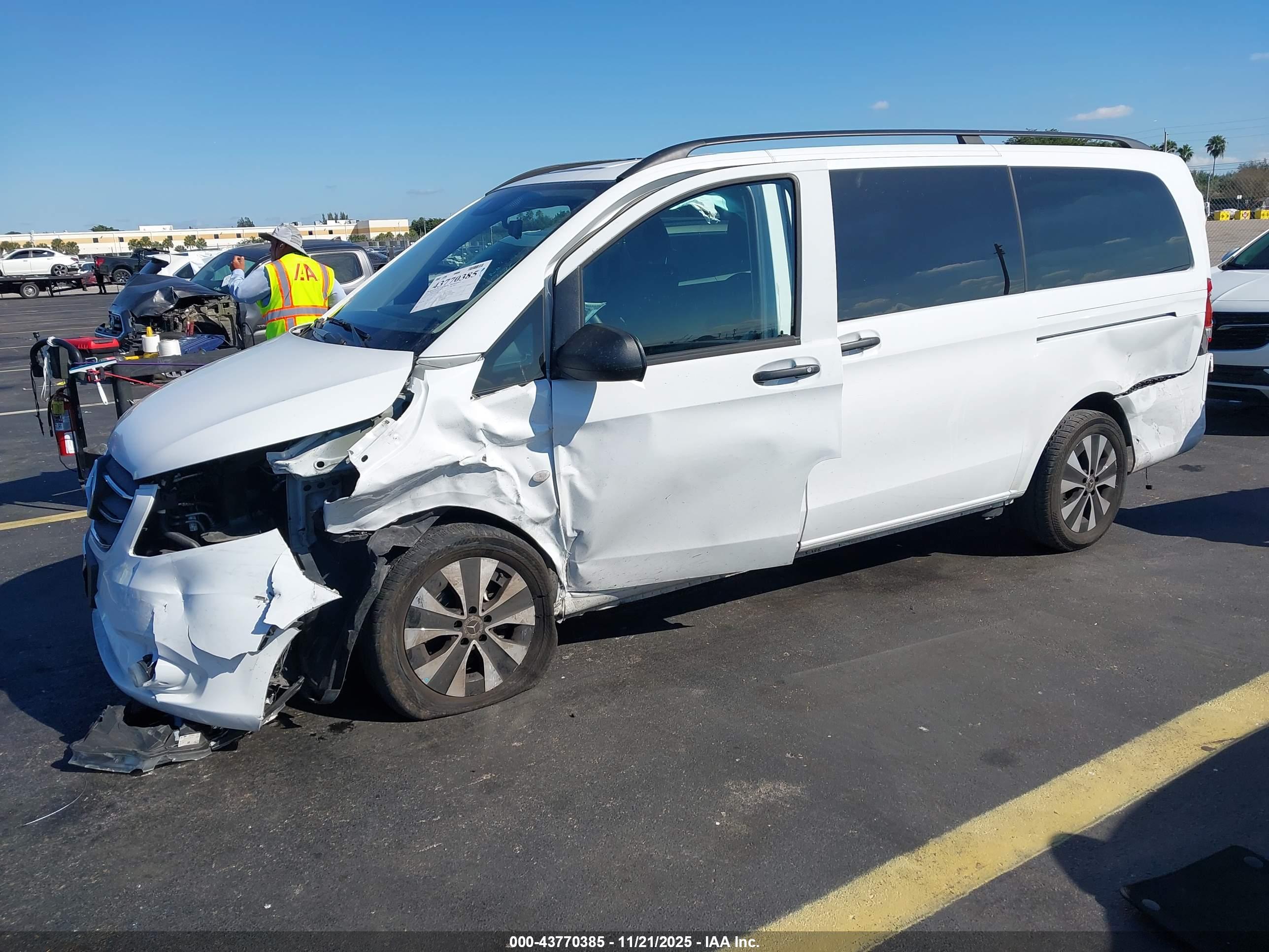MERCEDES-BENZ METRIS image 2