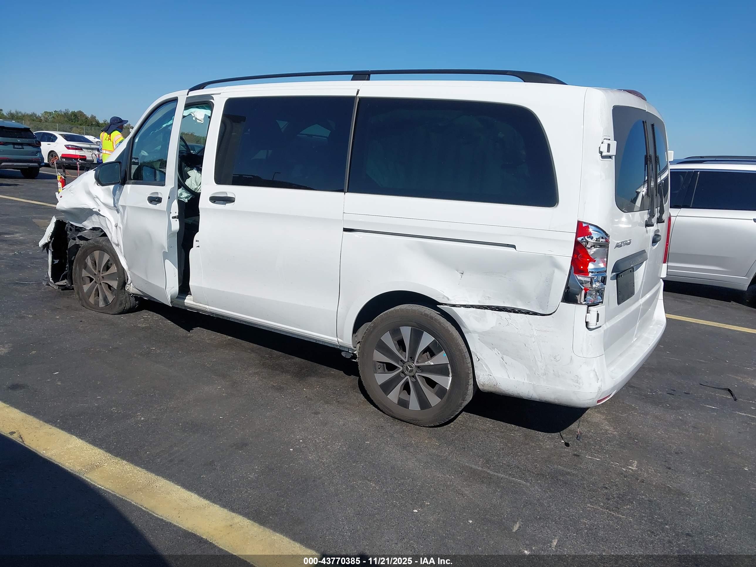 MERCEDES-BENZ METRIS image 3