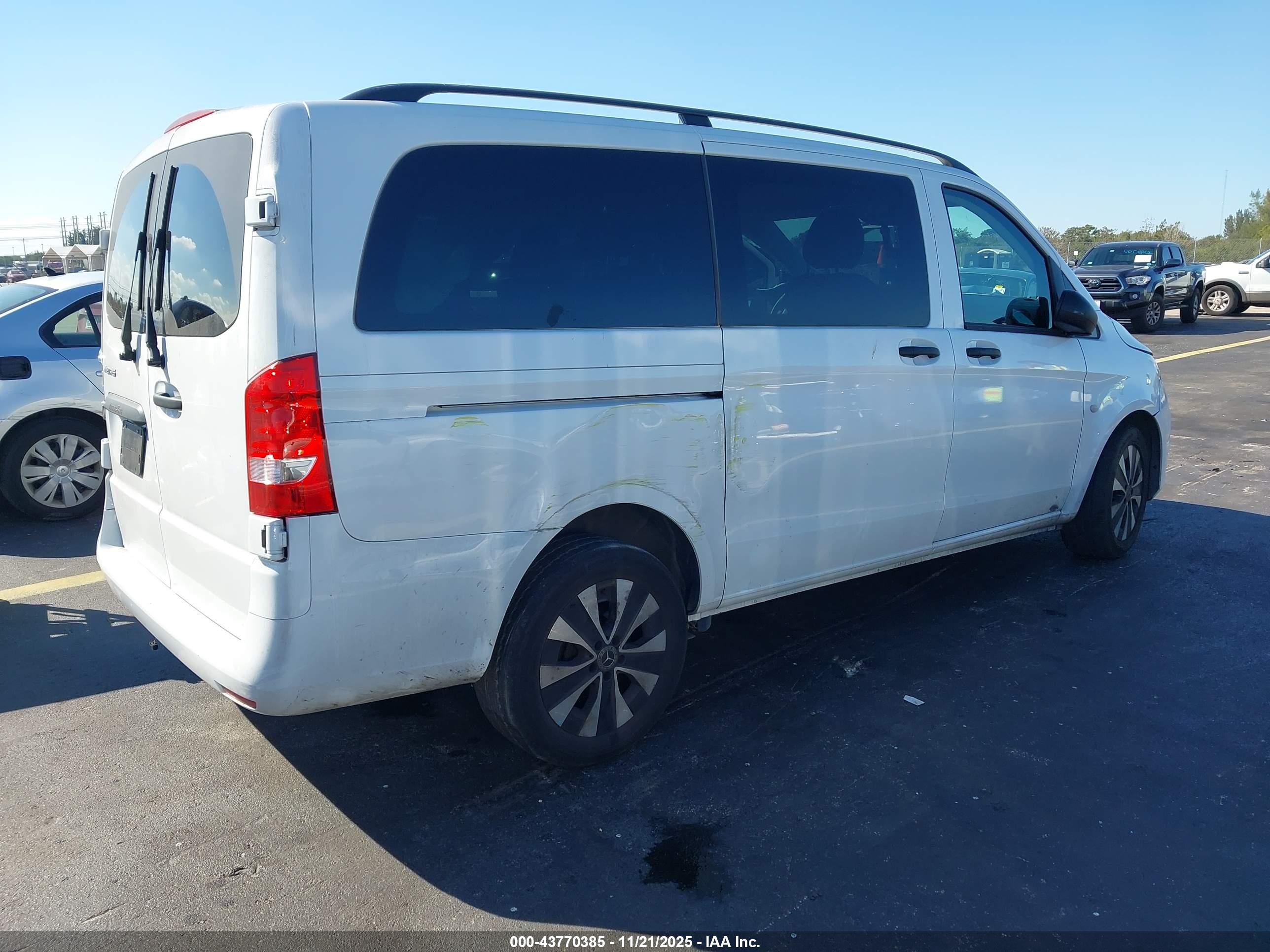 MERCEDES-BENZ METRIS image 4