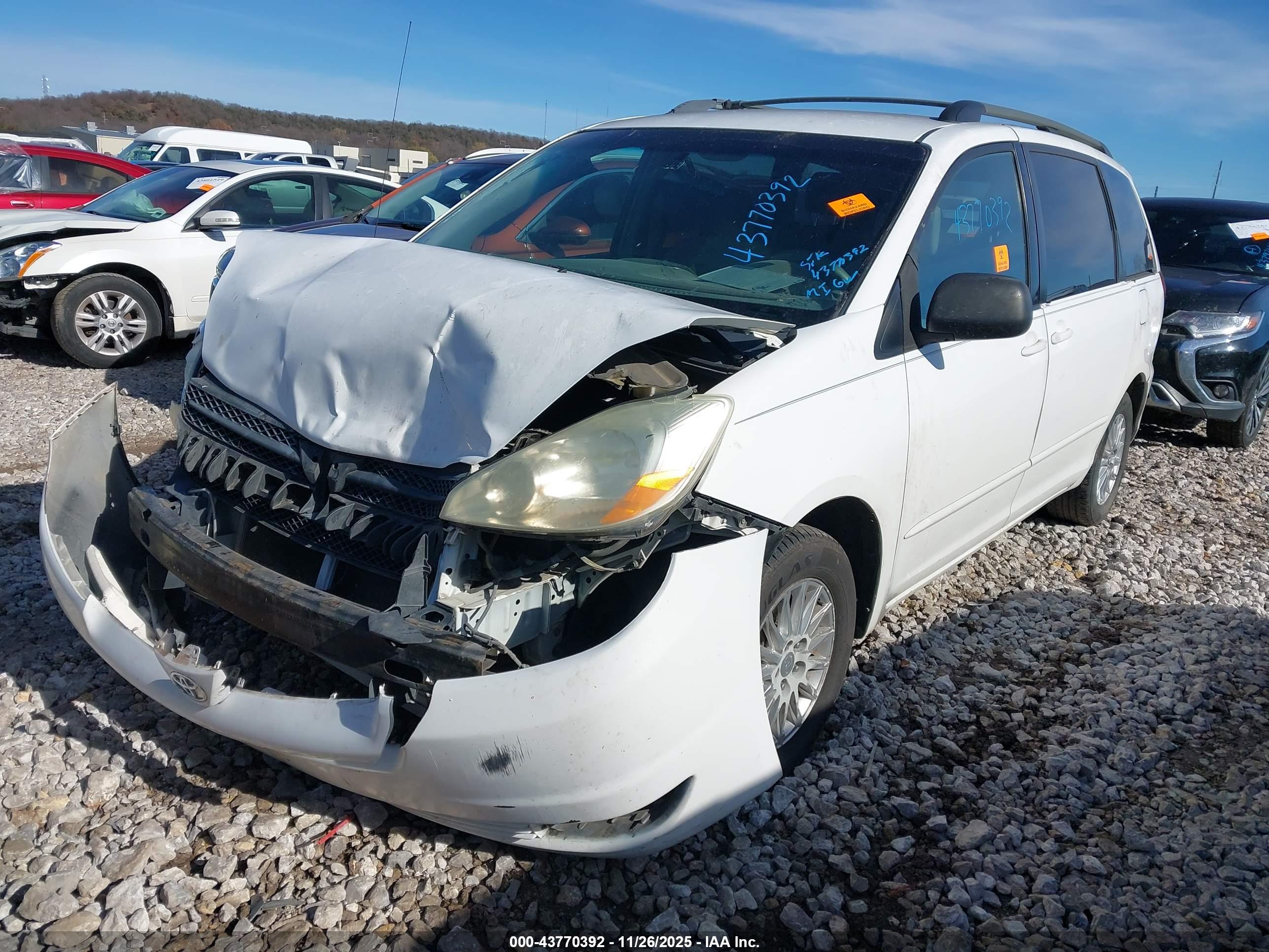 TOYOTA SIENNA image 2