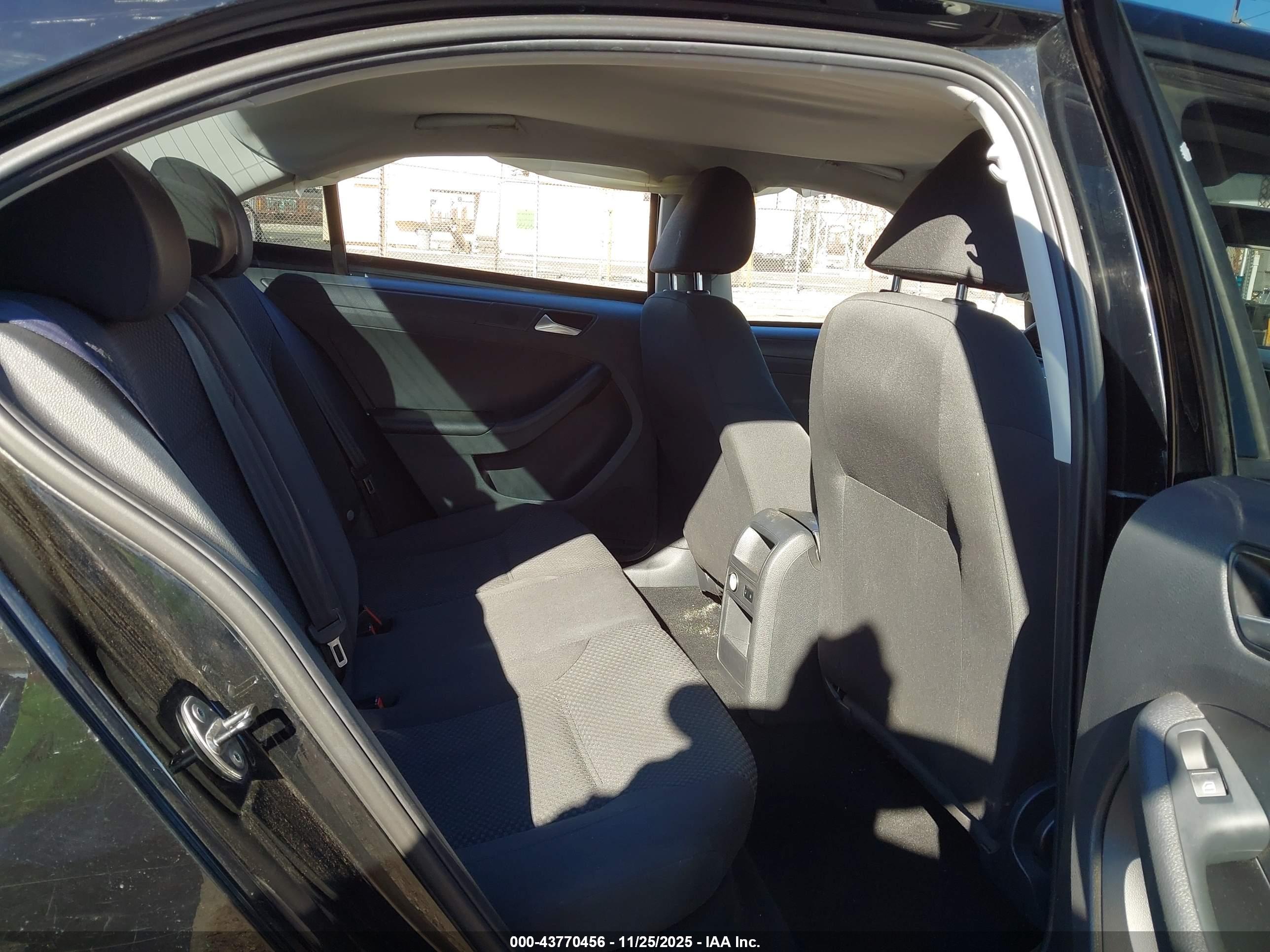 VOLKSWAGEN JETTA image 8