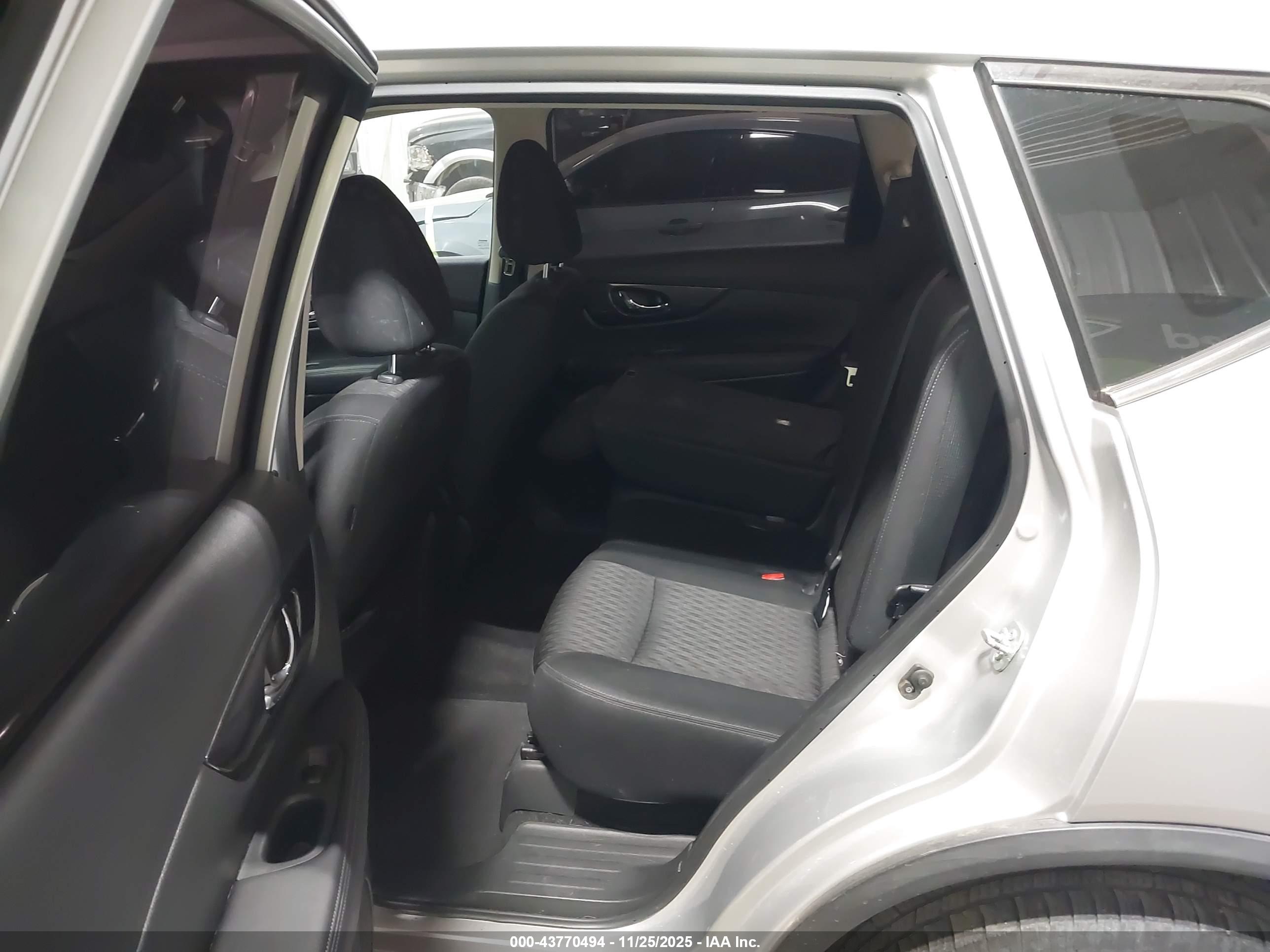 NISSAN ROGUE image 8