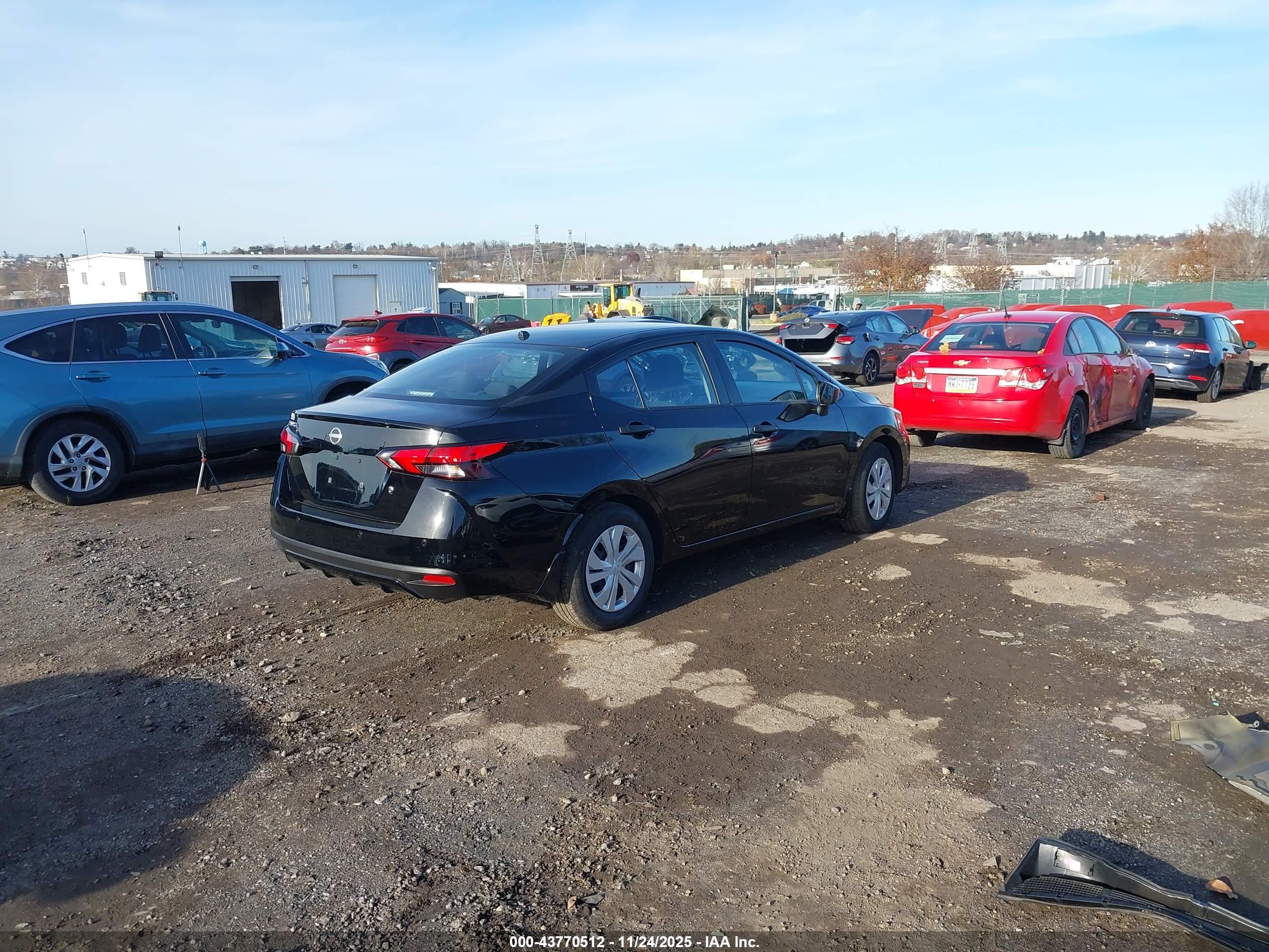 NISSAN VERSA image 4