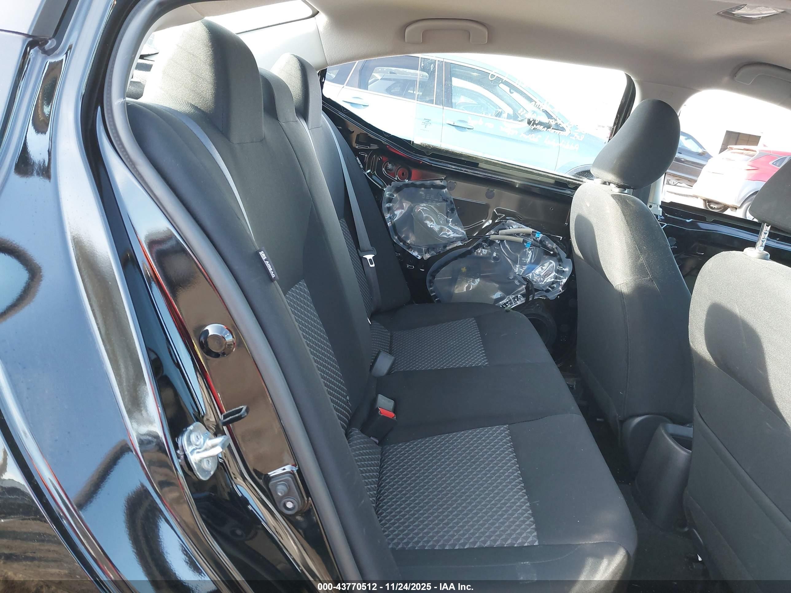NISSAN VERSA image 8