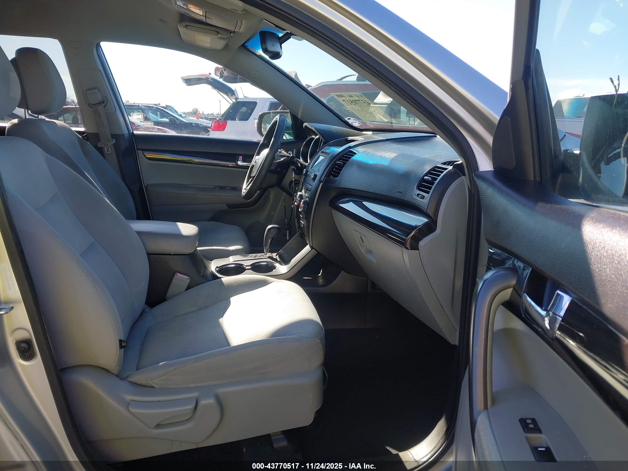 KIA SORENTO image 5