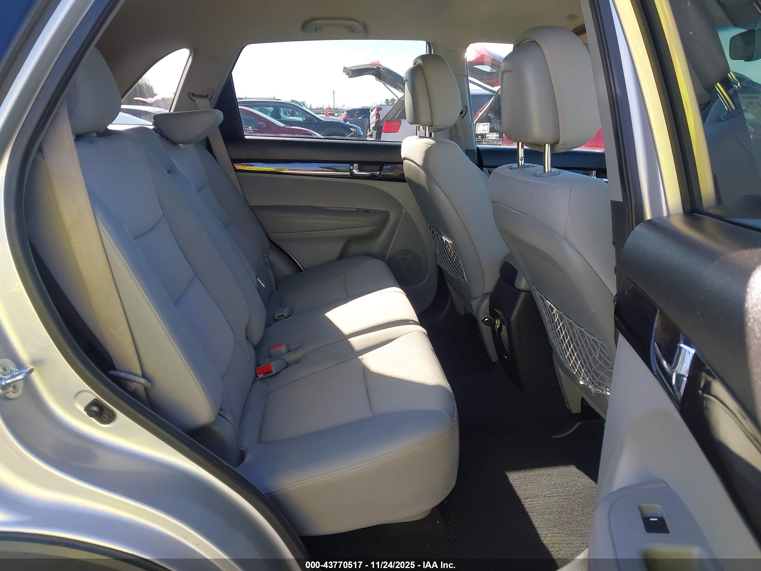 KIA SORENTO image 8
