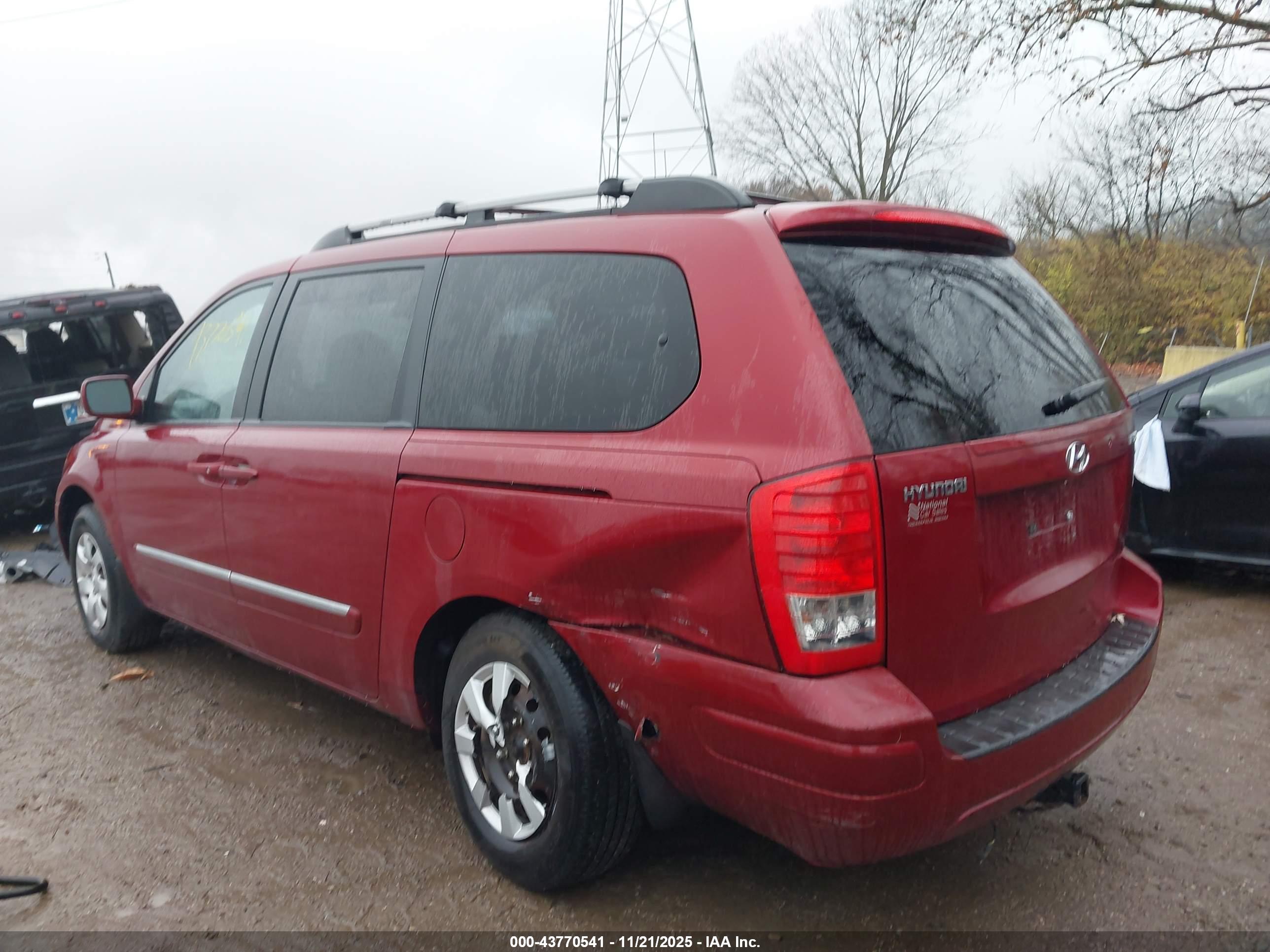 HYUNDAI ENTOURAGE image 3