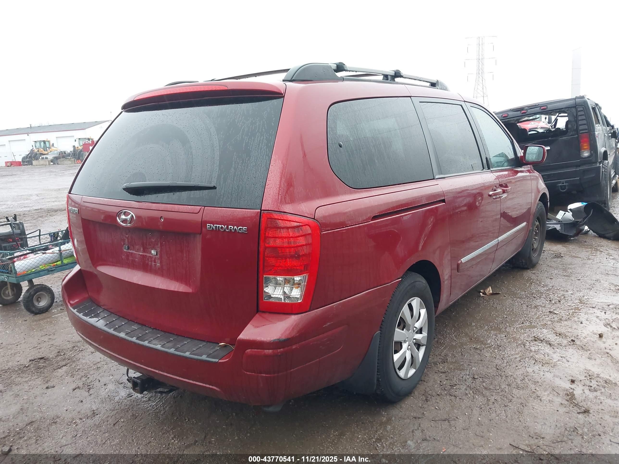 HYUNDAI ENTOURAGE image 4