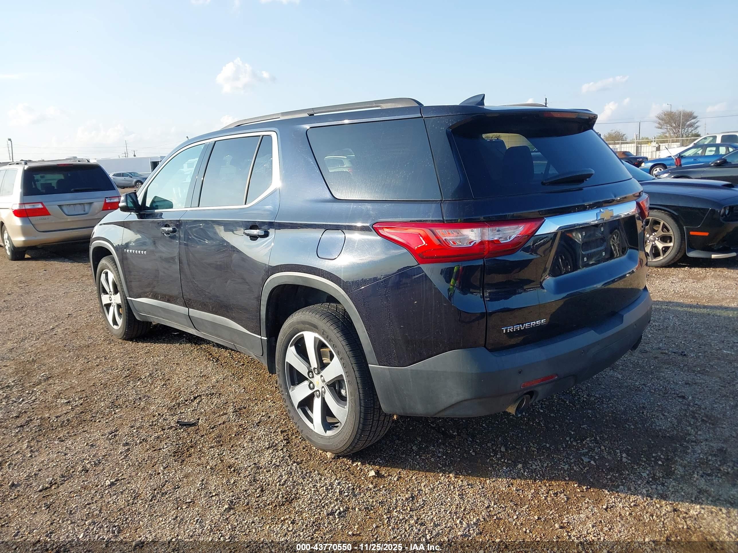 CHEVROLET TRAVERSE image 3