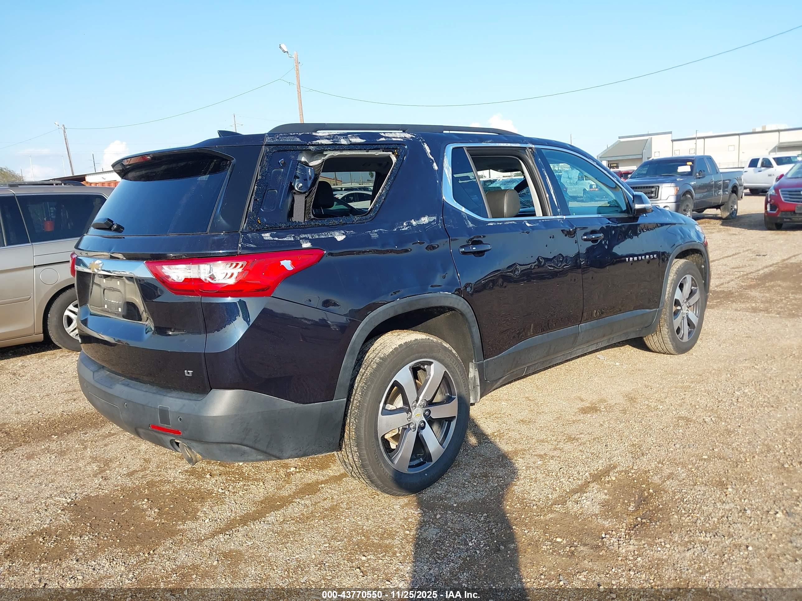 CHEVROLET TRAVERSE image 4