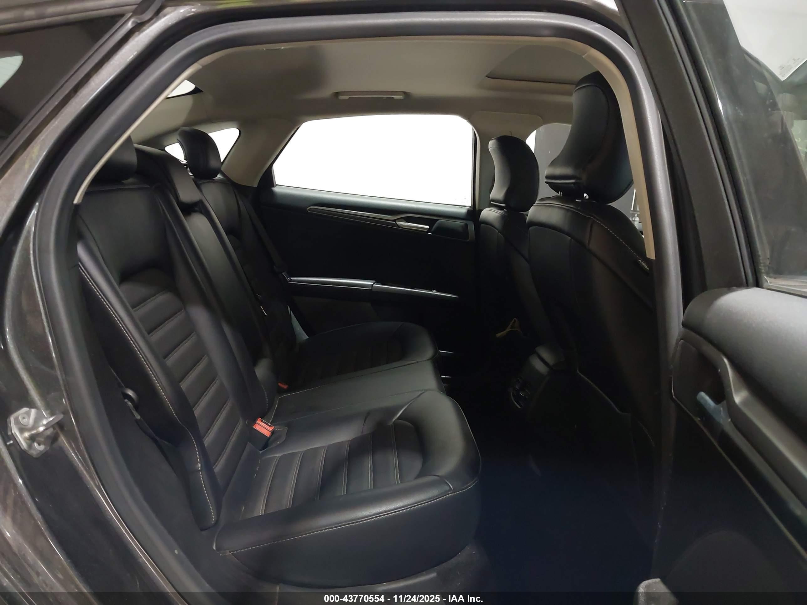 FORD FUSION image 8
