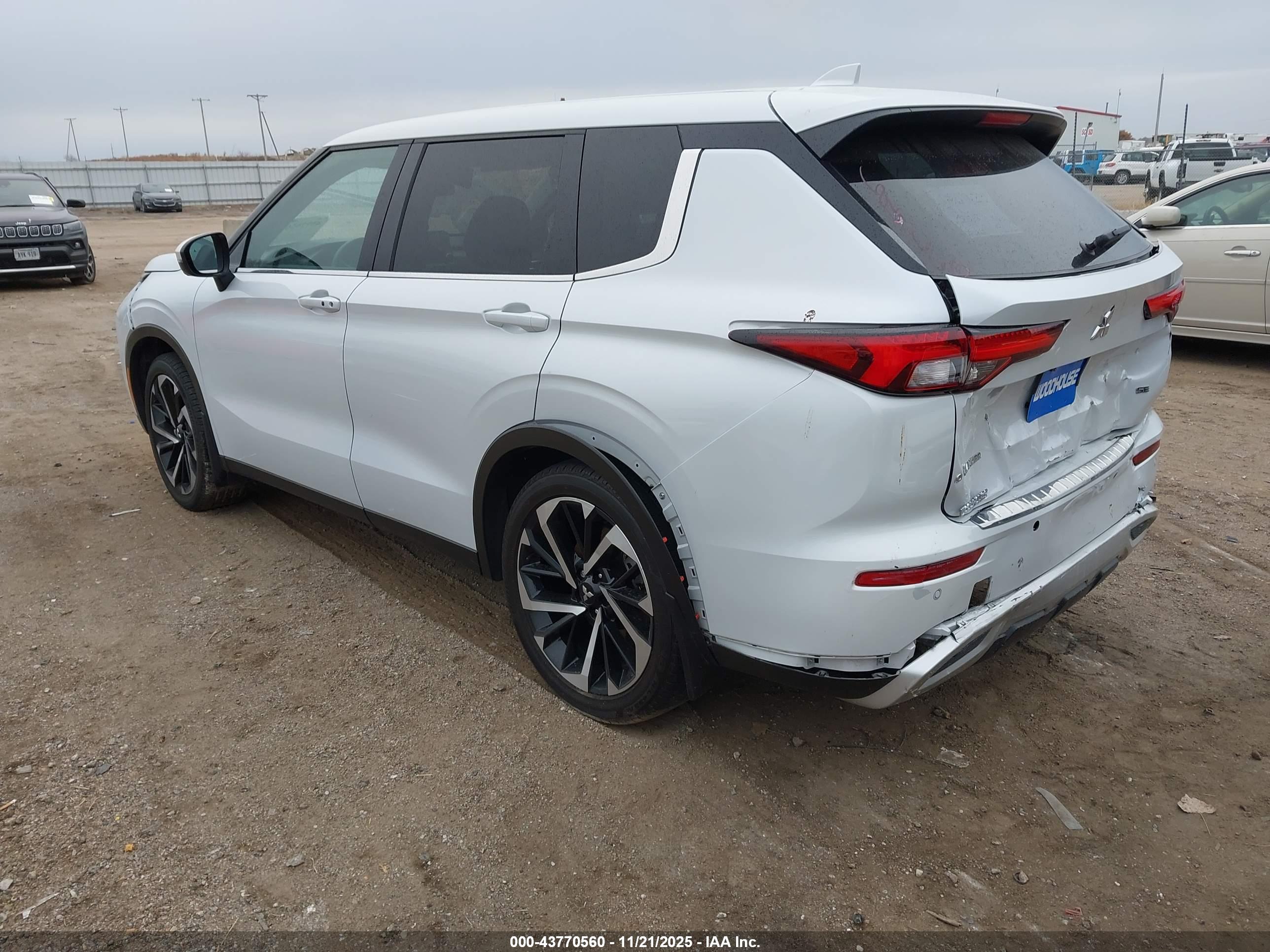 MITSUBISHI OUTLANDER image 3