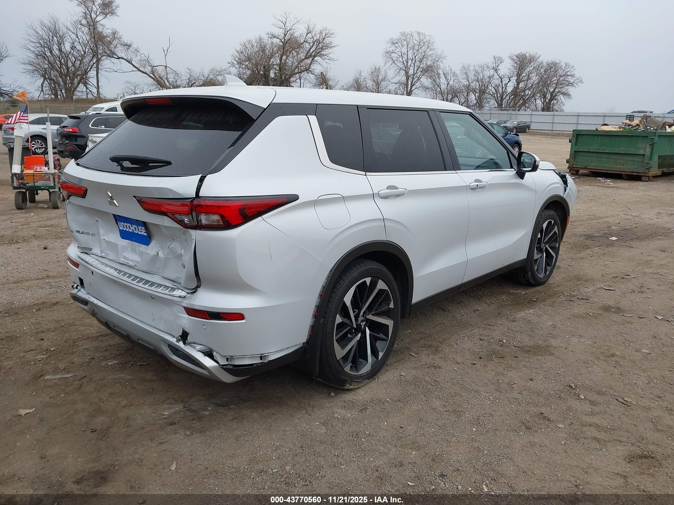 MITSUBISHI OUTLANDER image 4