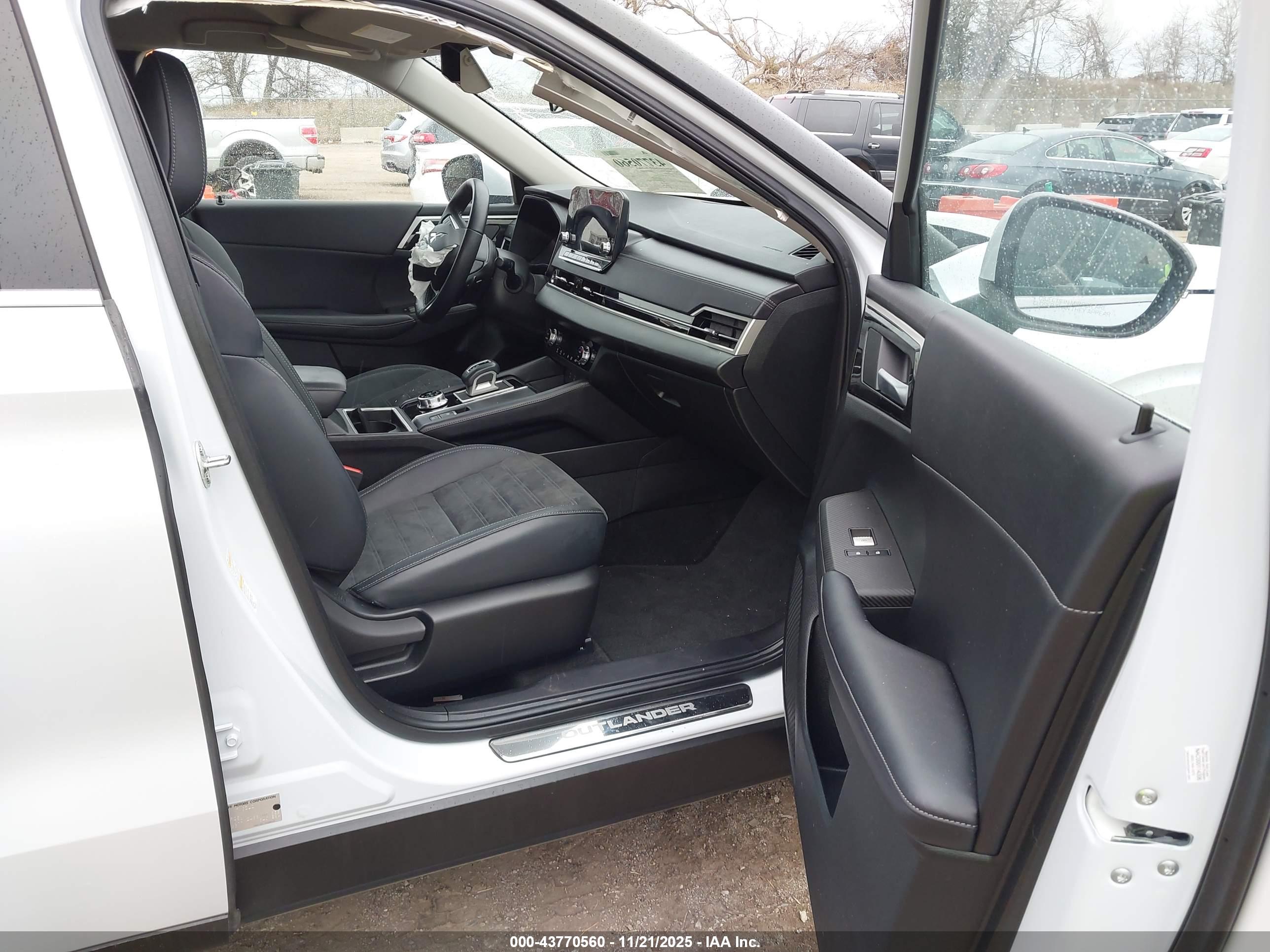 MITSUBISHI OUTLANDER image 5