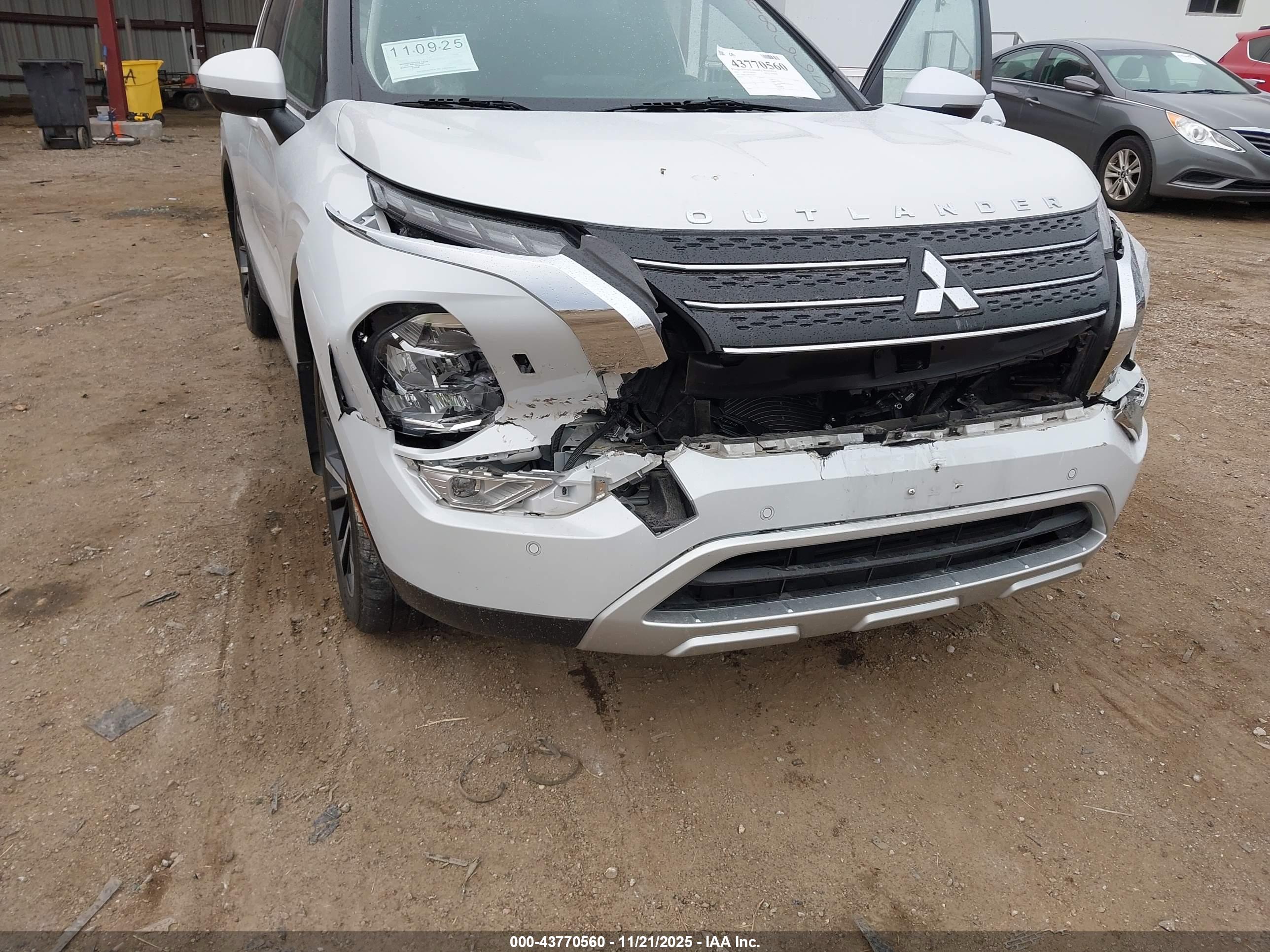 MITSUBISHI OUTLANDER image 6