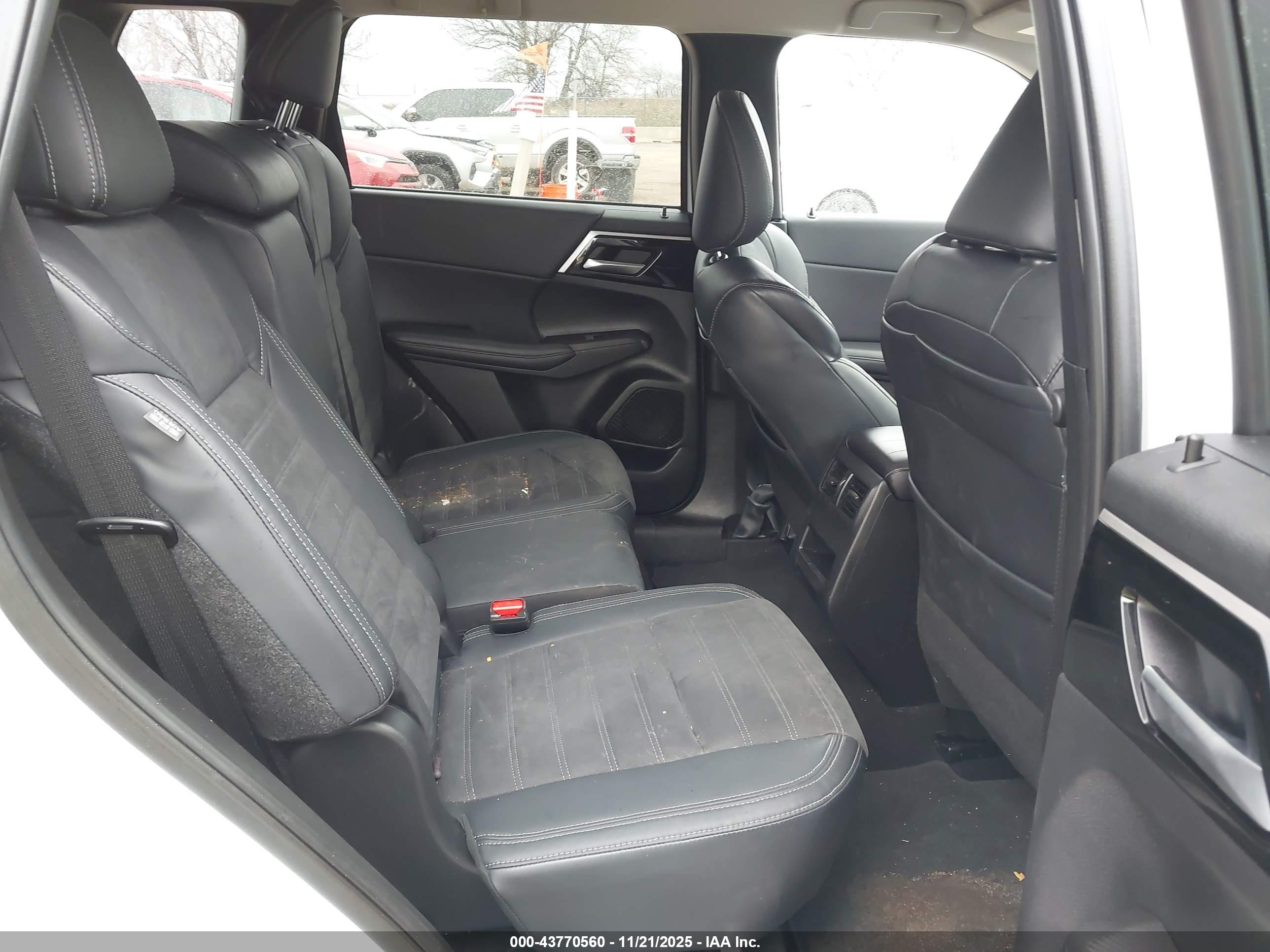 MITSUBISHI OUTLANDER image 8