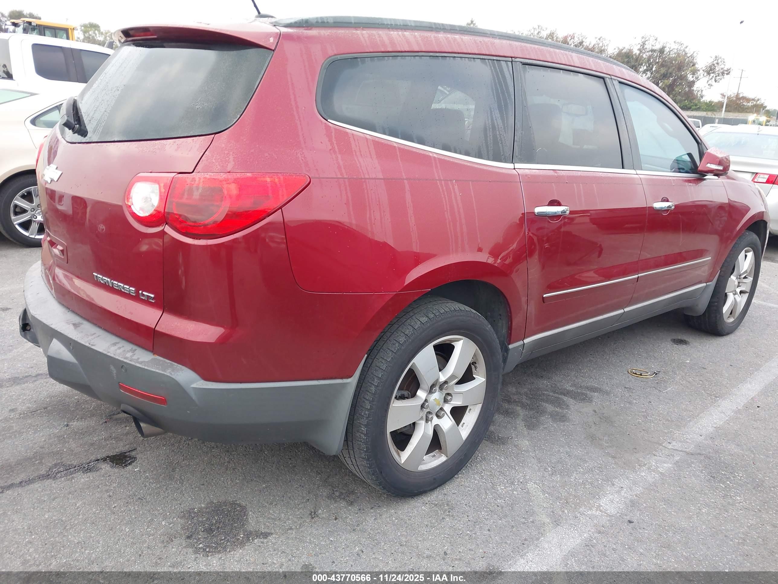 CHEVROLET TRAVERSE image 4