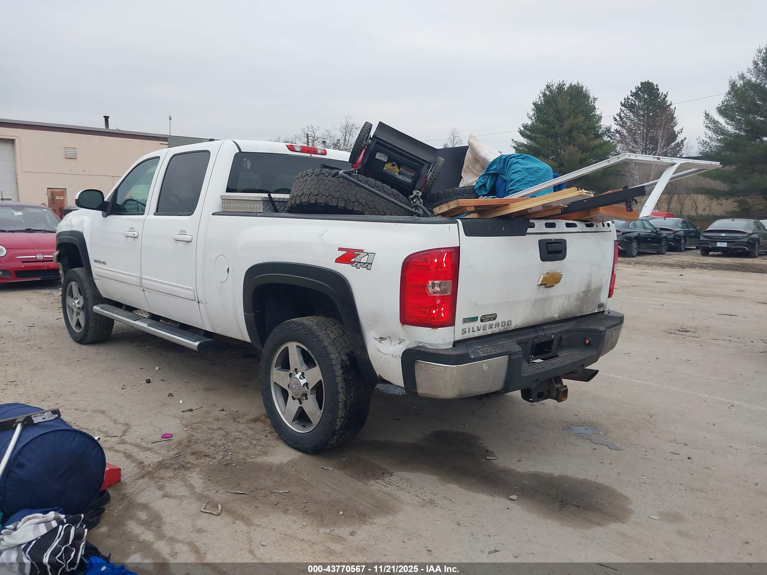 CHEVROLET SILVERADO image 3