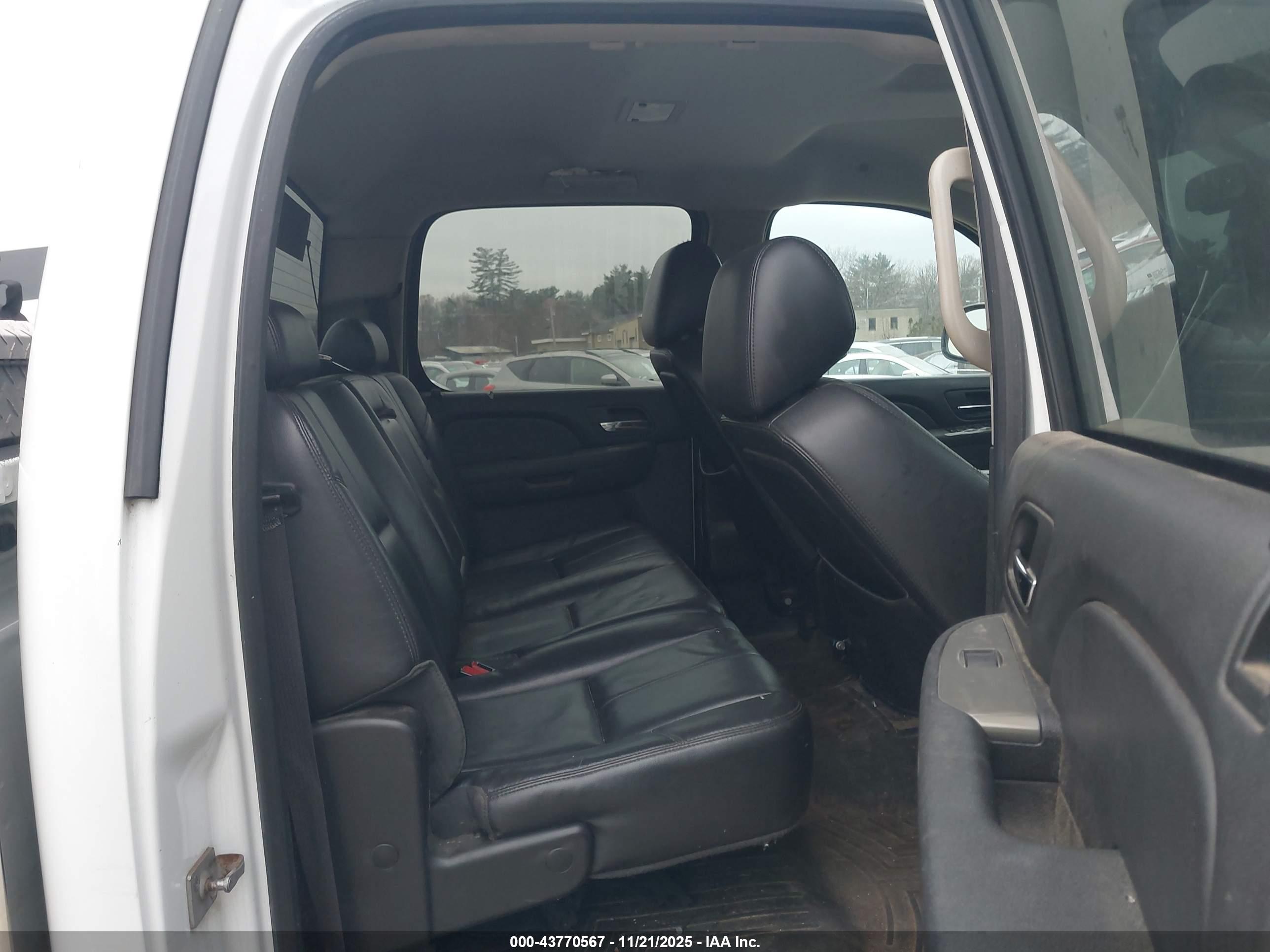 CHEVROLET SILVERADO image 8