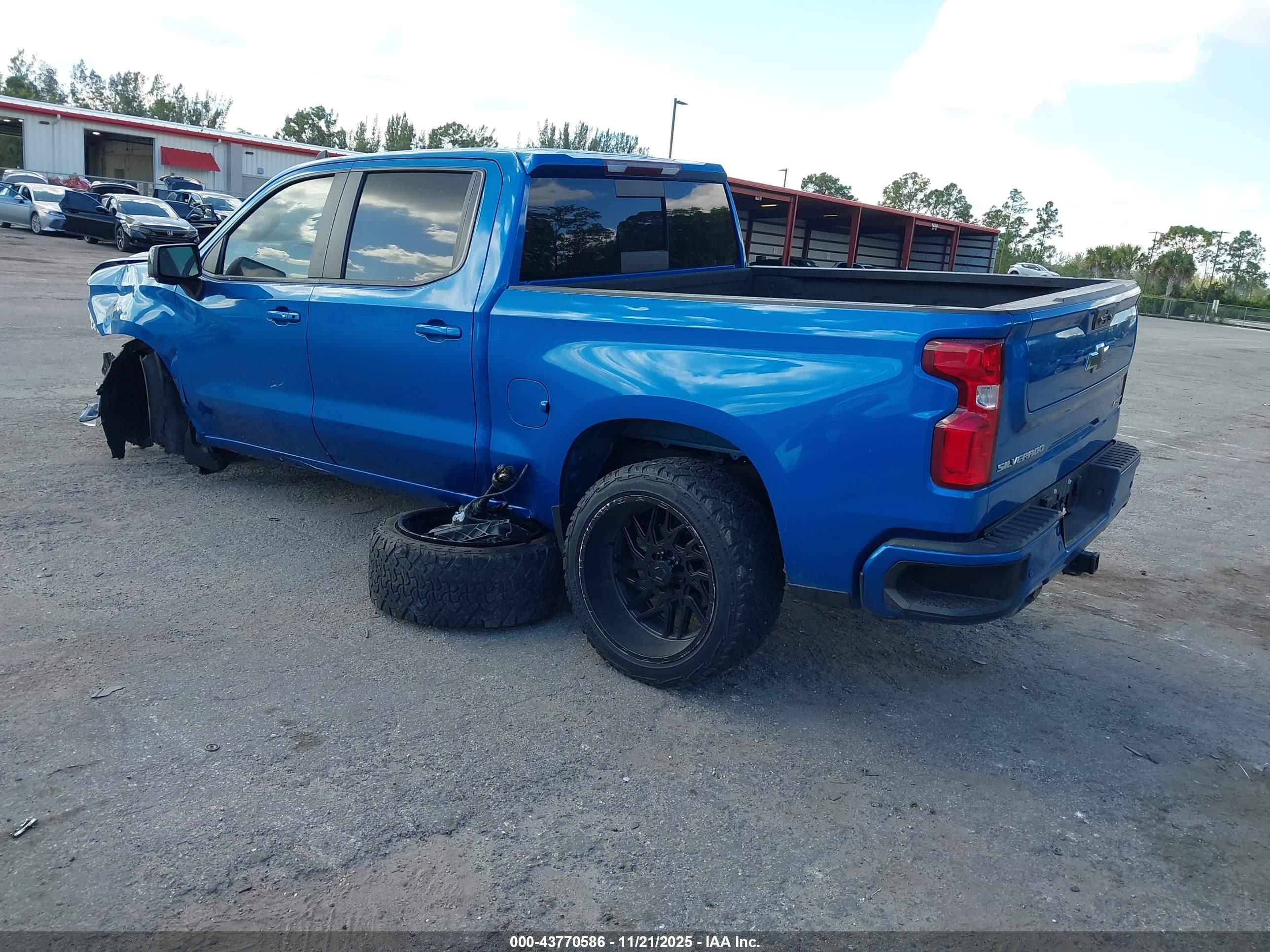 CHEVROLET SILVERADO image 3