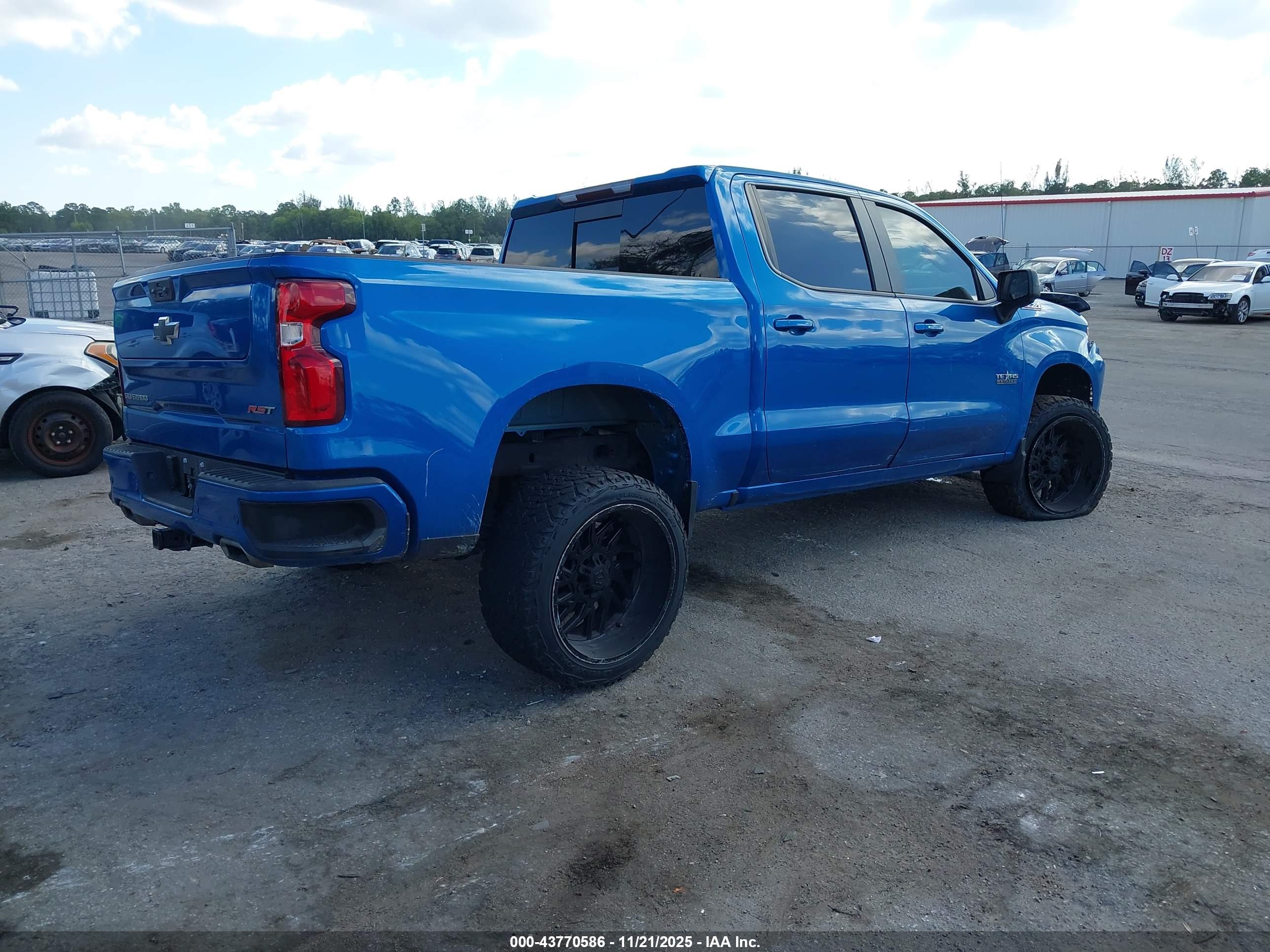CHEVROLET SILVERADO image 4