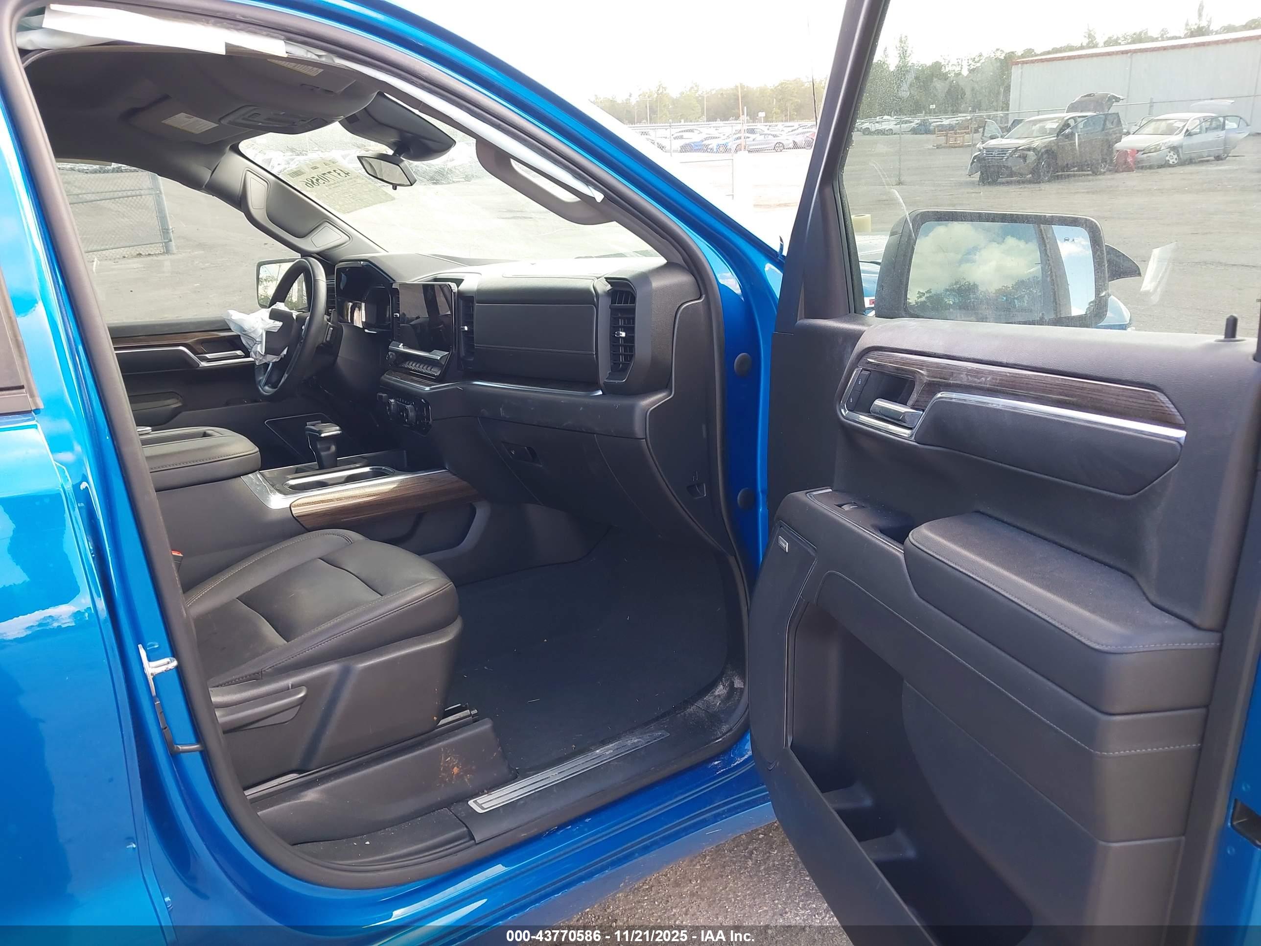 CHEVROLET SILVERADO image 5