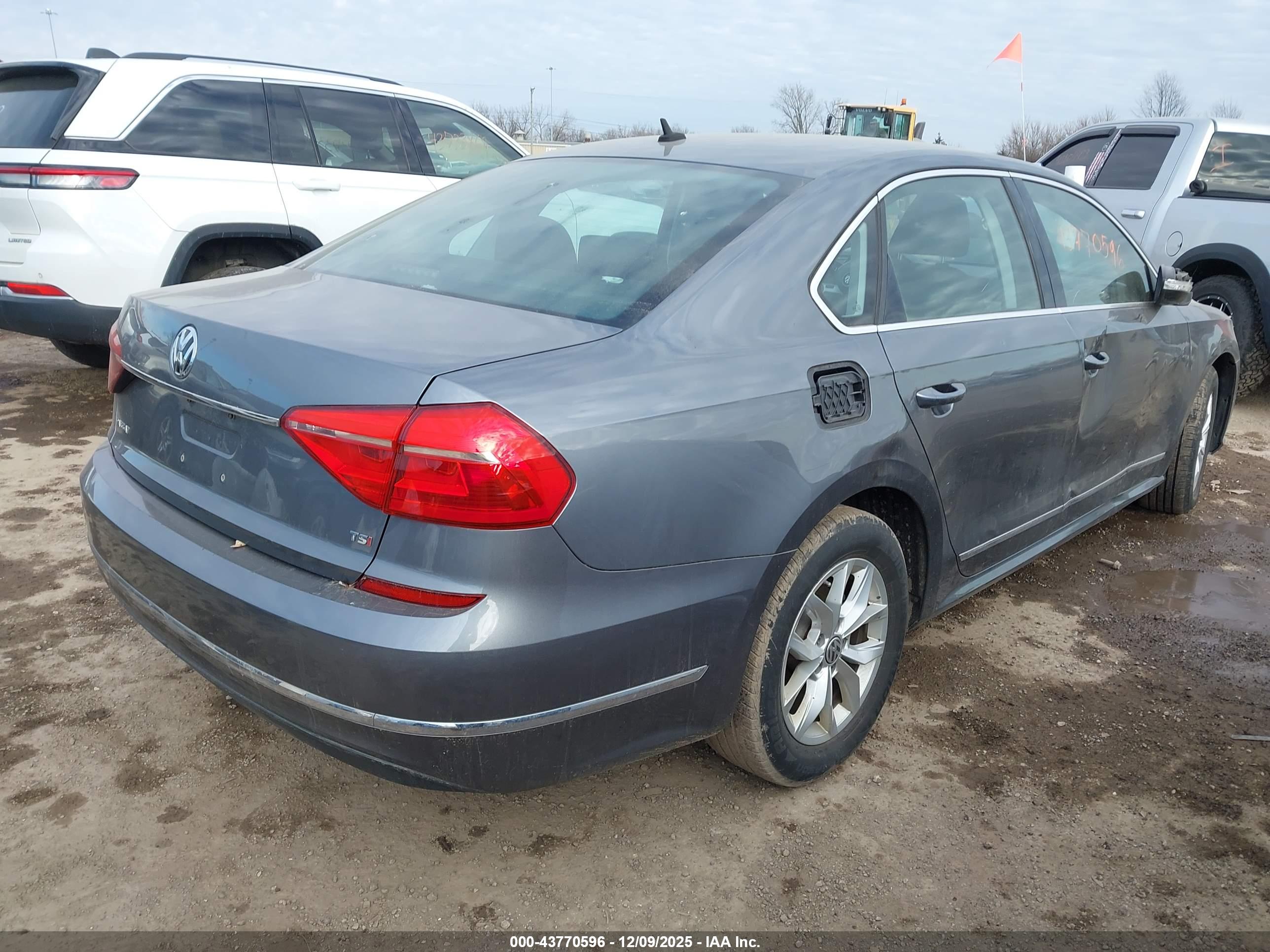 VOLKSWAGEN PASSAT image 4