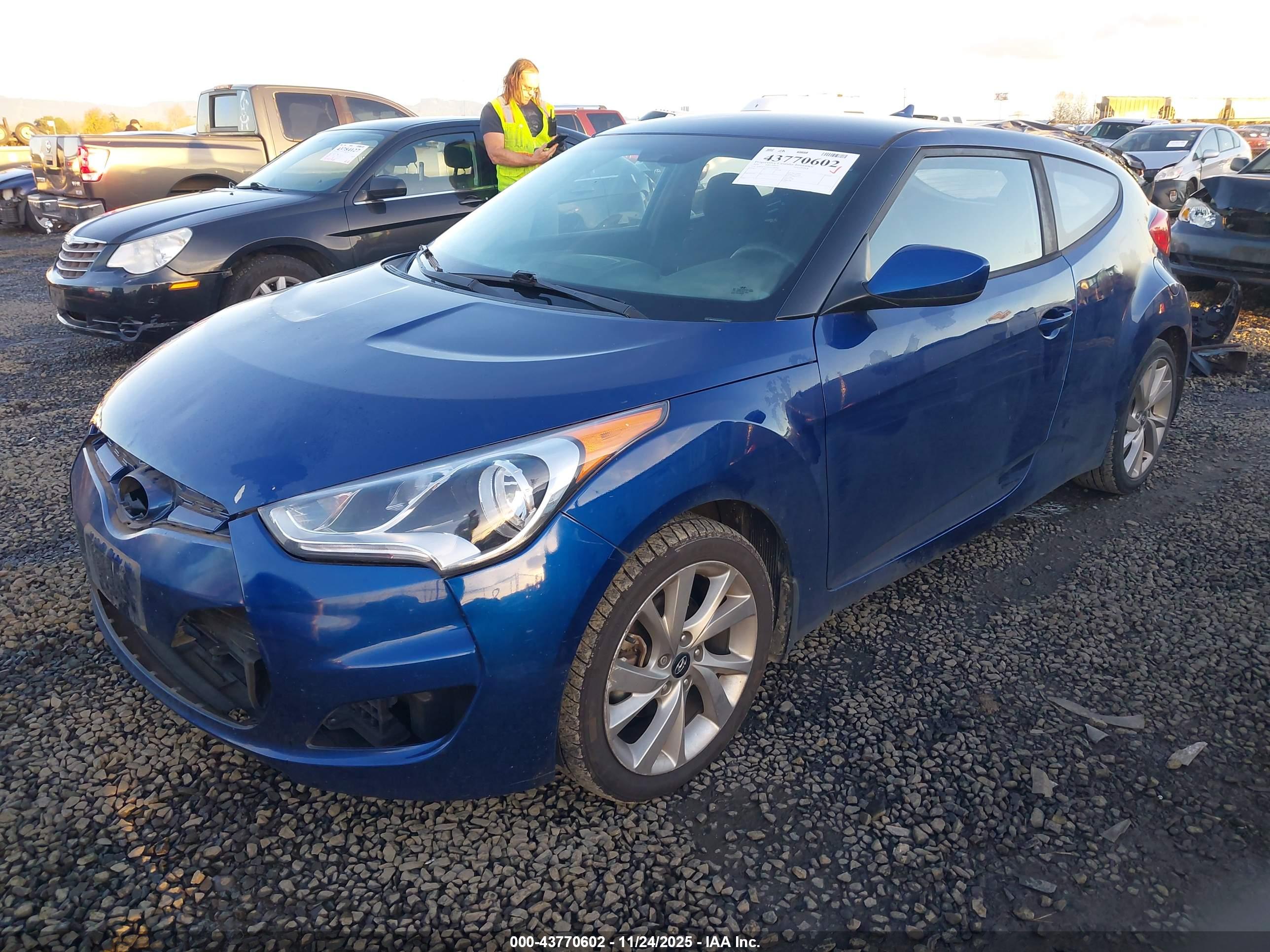 HYUNDAI VELOSTER image 2
