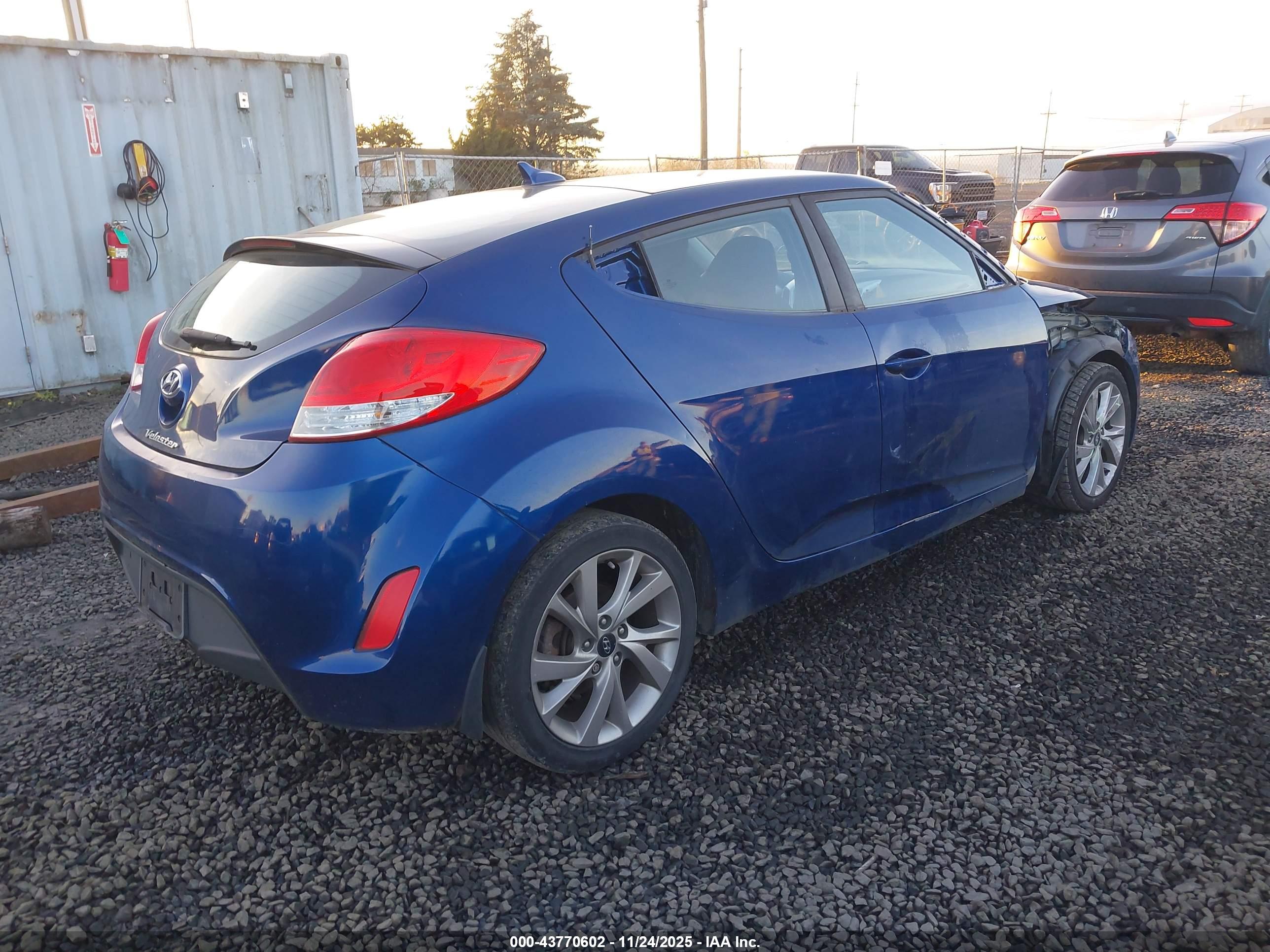 HYUNDAI VELOSTER image 4