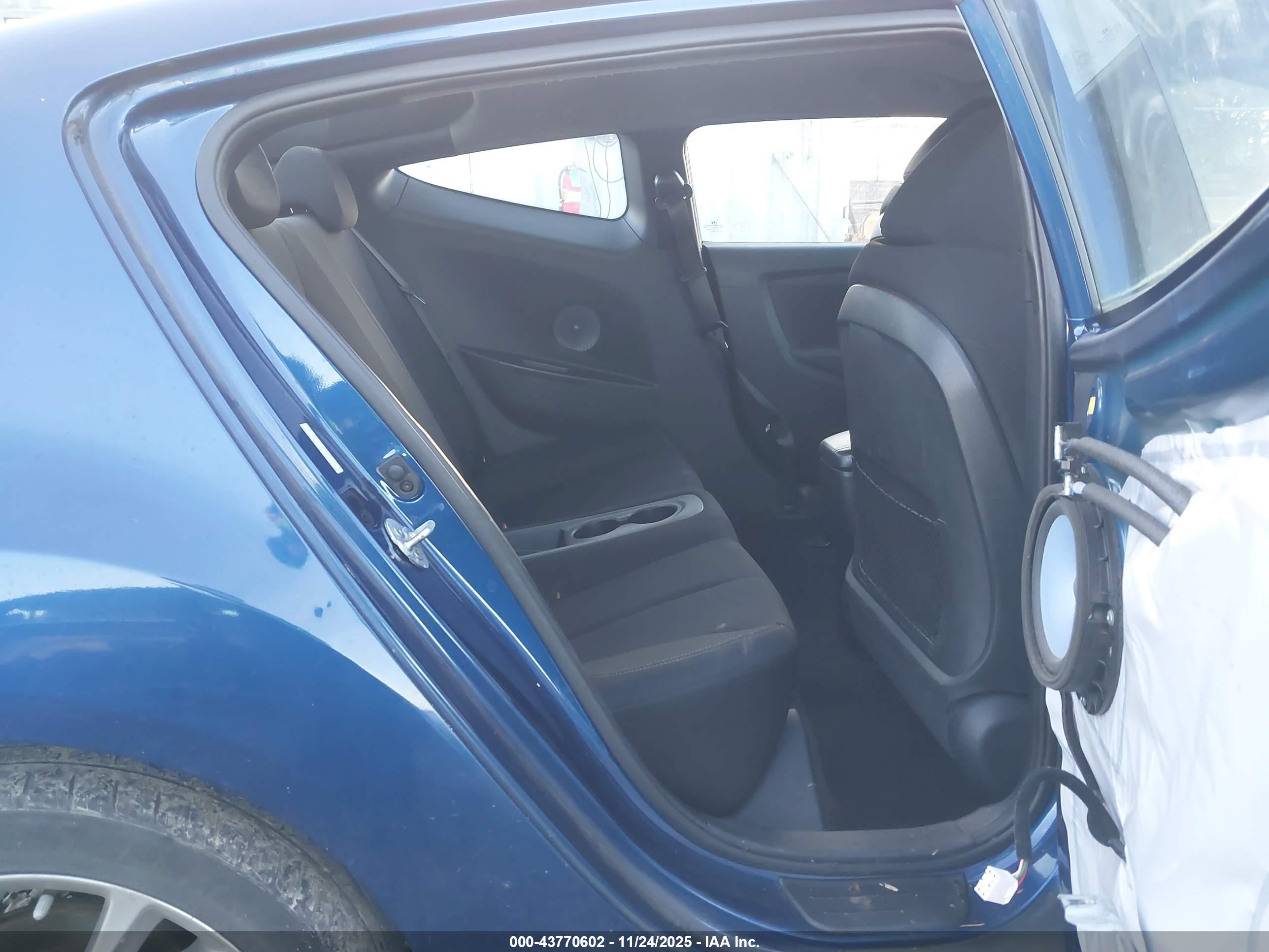 HYUNDAI VELOSTER image 8