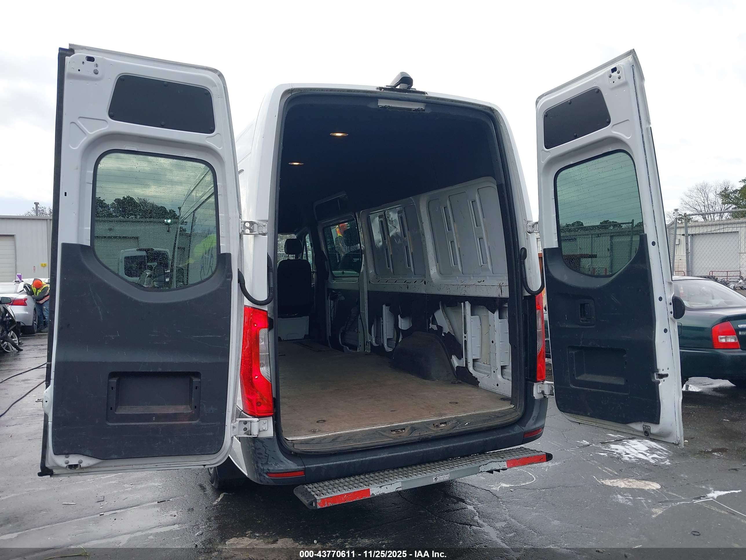 MERCEDES-BENZ SPRINTER image 3