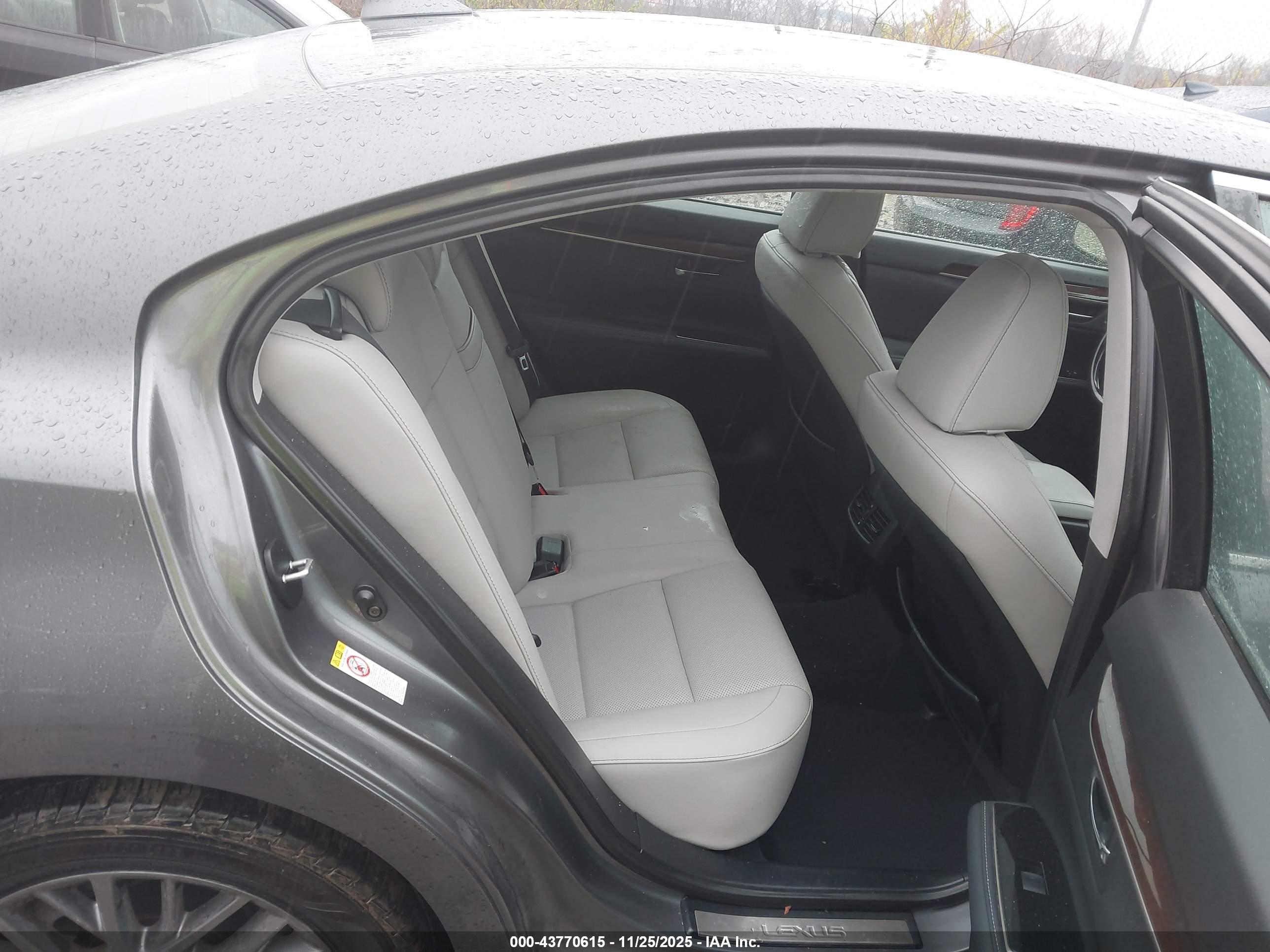 LEXUS ES image 8