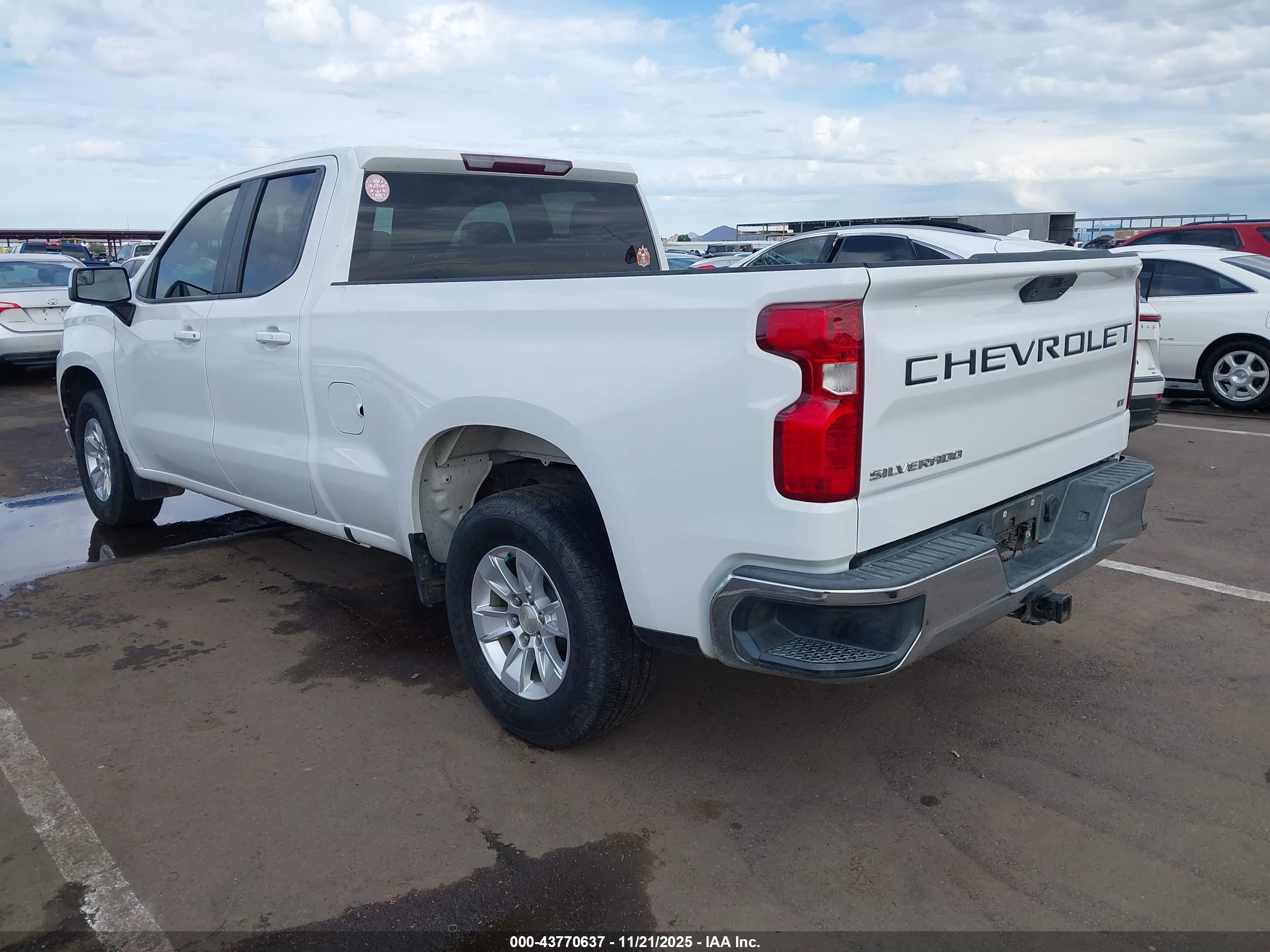 CHEVROLET SILVERADO image 3