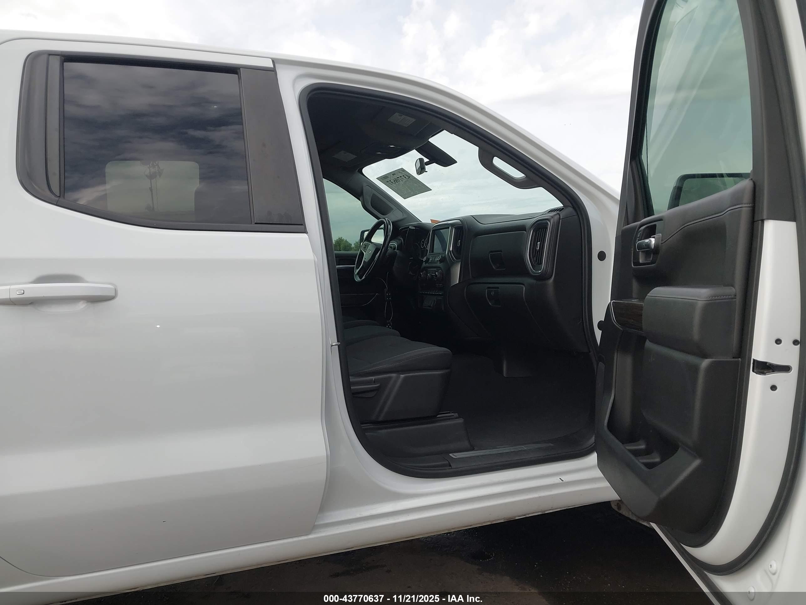 CHEVROLET SILVERADO image 5
