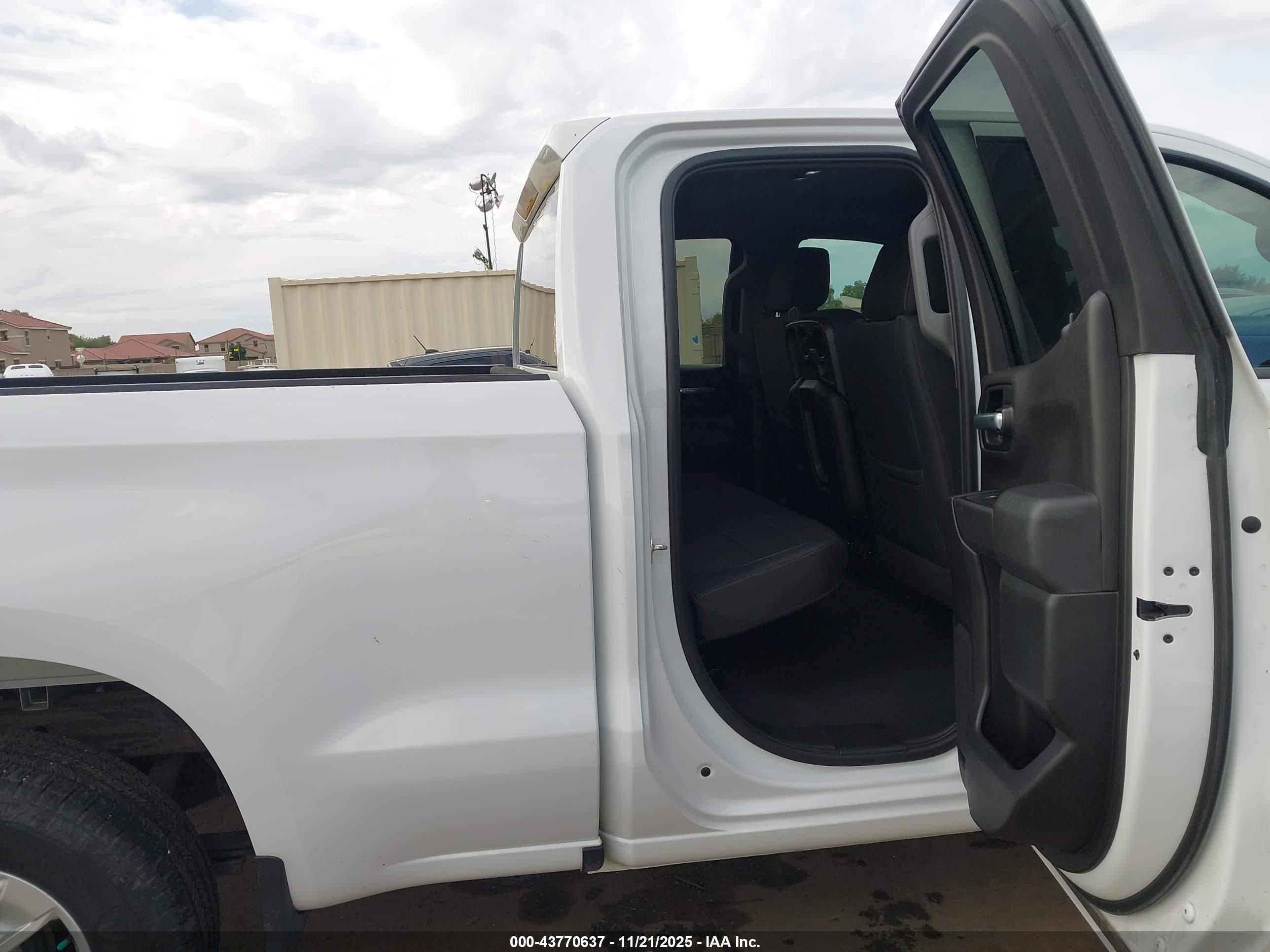 CHEVROLET SILVERADO image 8