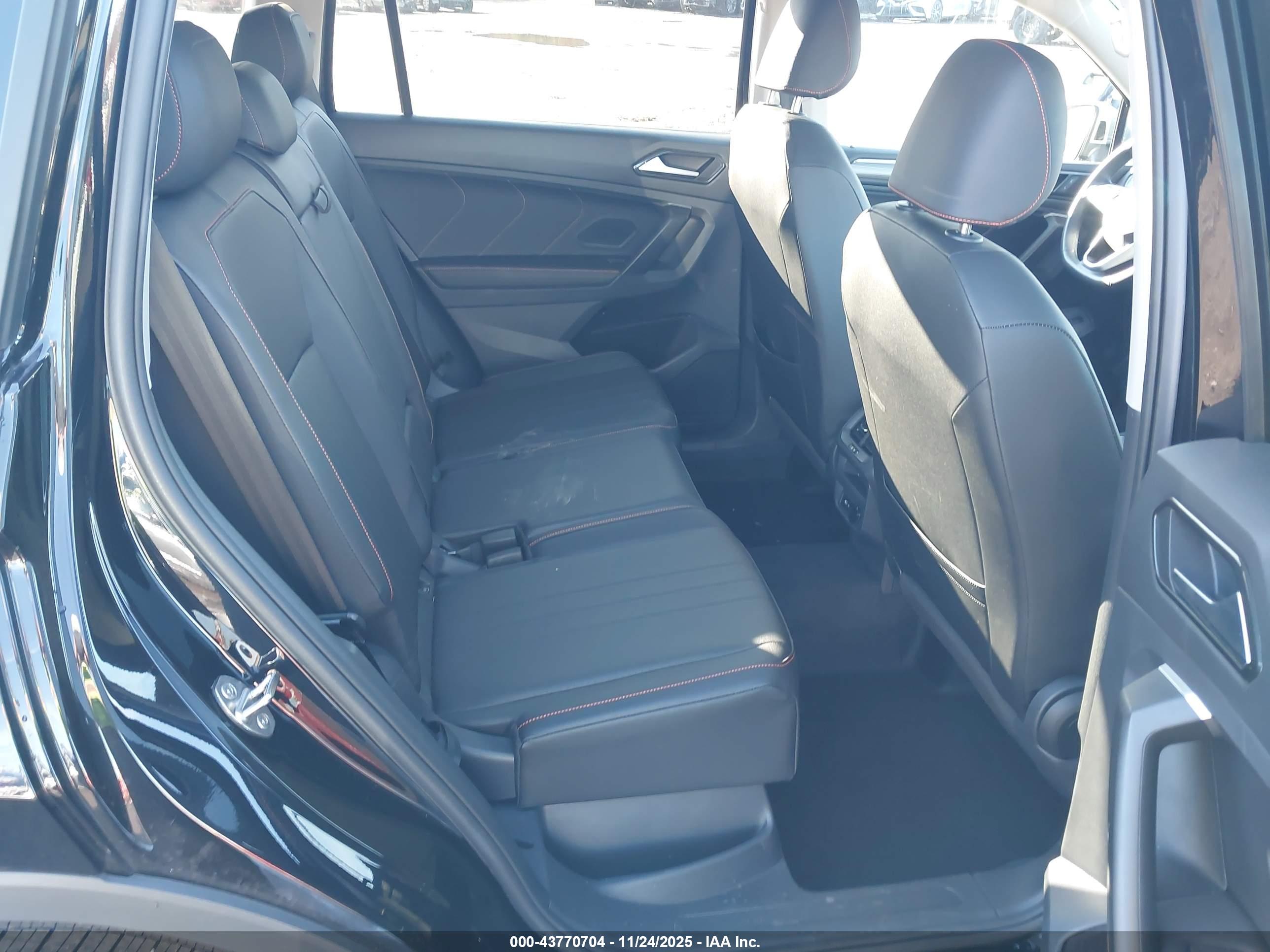 VOLKSWAGEN TIGUAN image 8