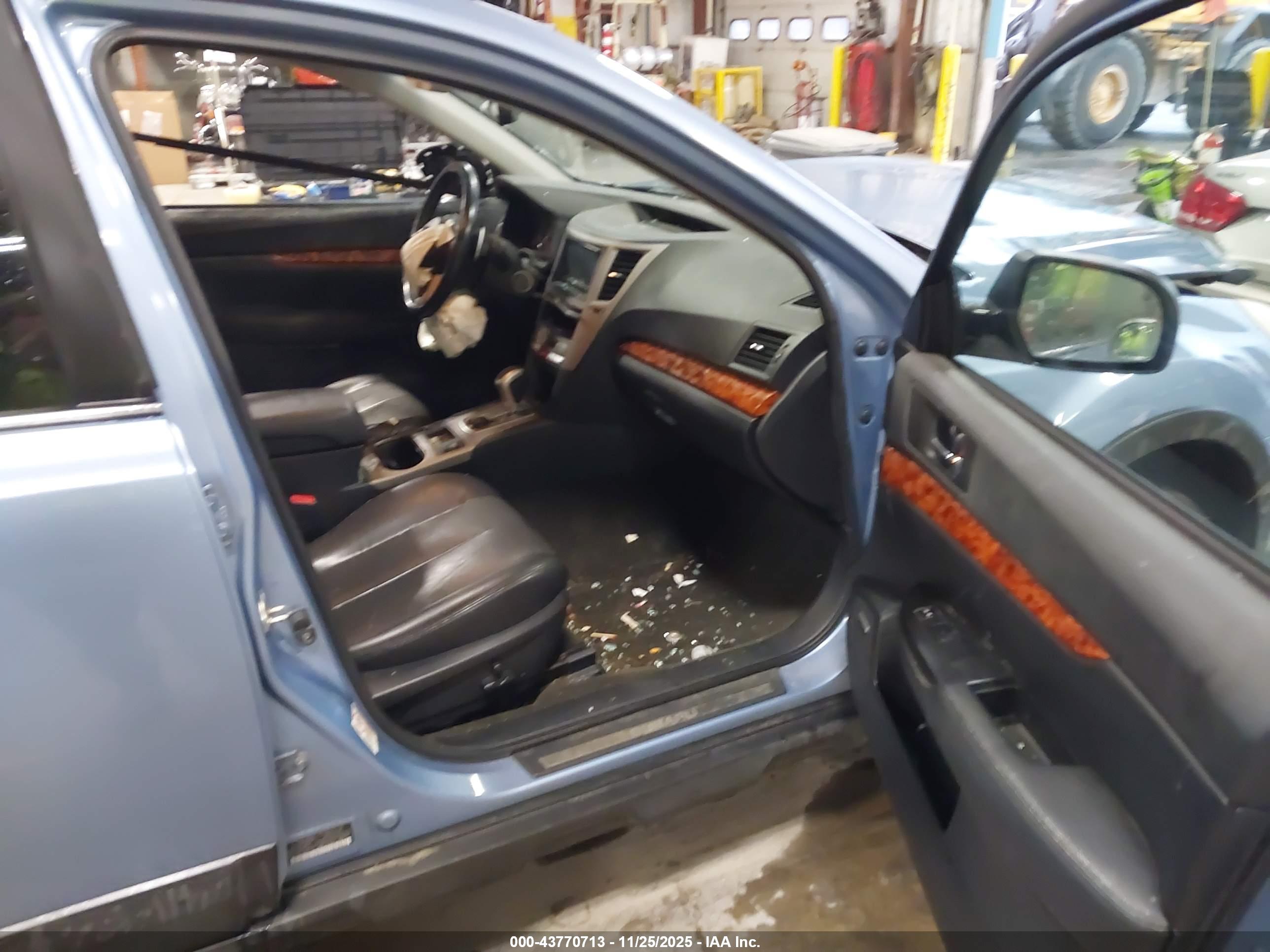 SUBARU OUTBACK image 5