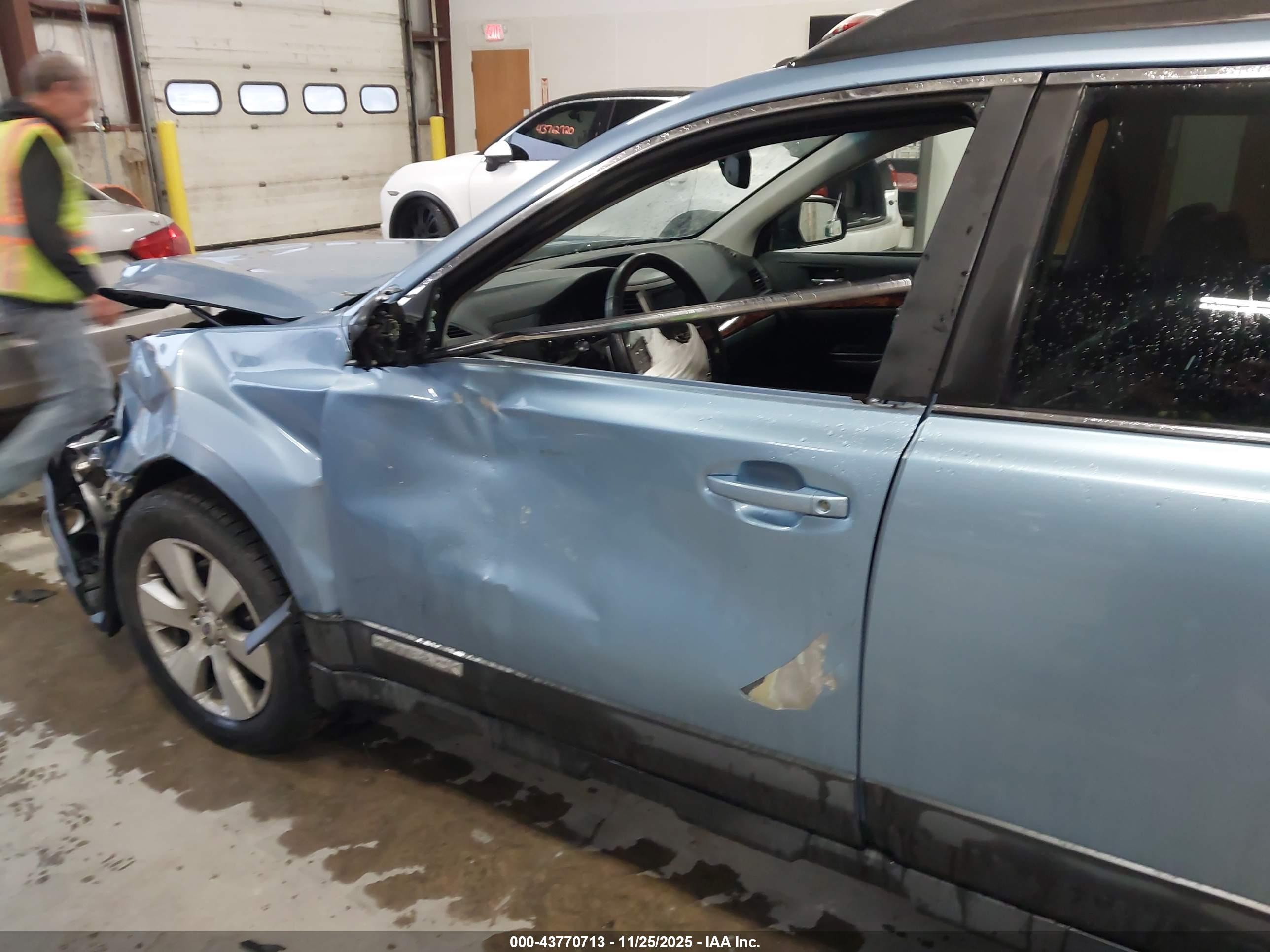 SUBARU OUTBACK image 6