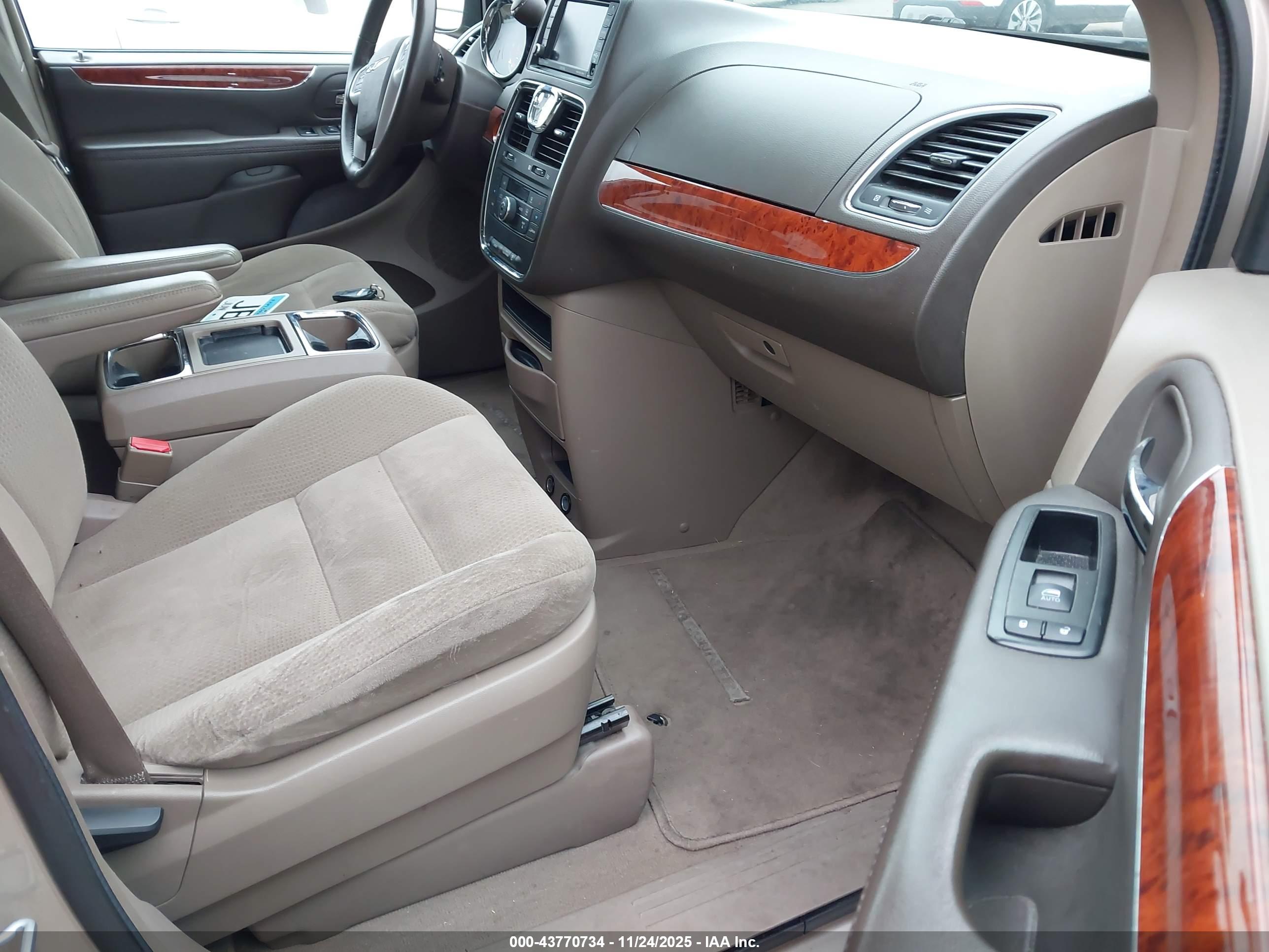 CHRYSLER TOWN image 5