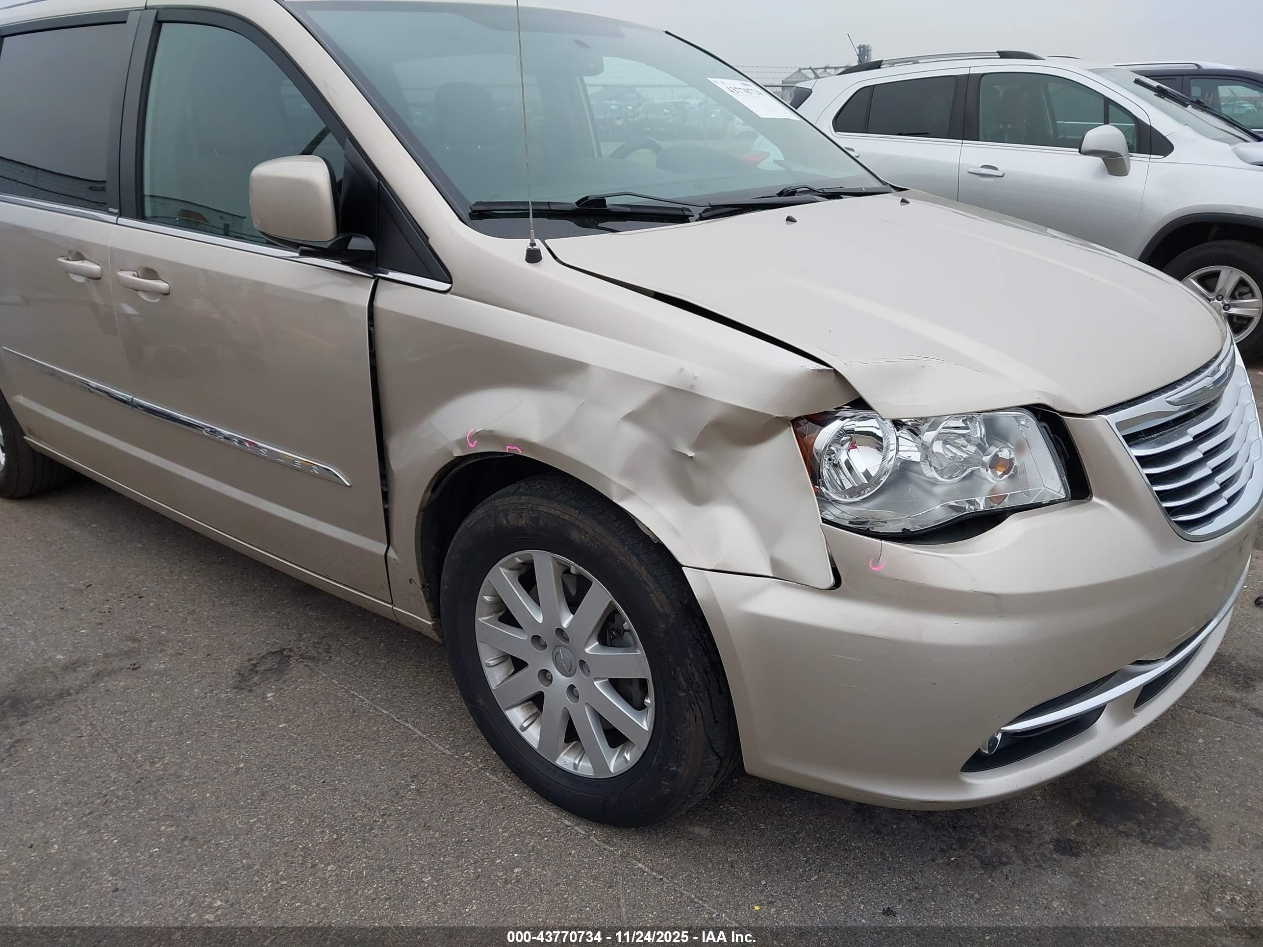 CHRYSLER TOWN image 6