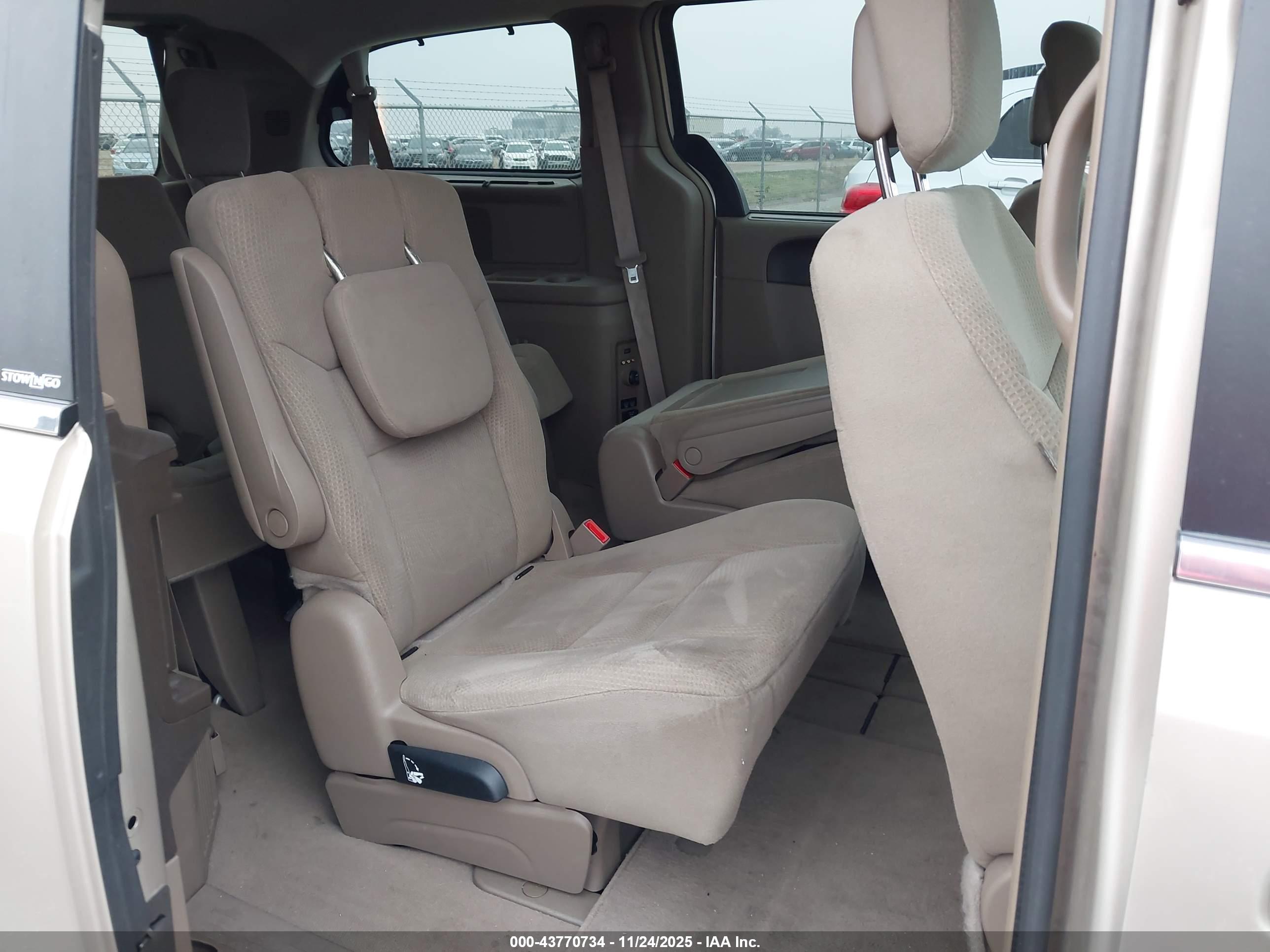 CHRYSLER TOWN image 8