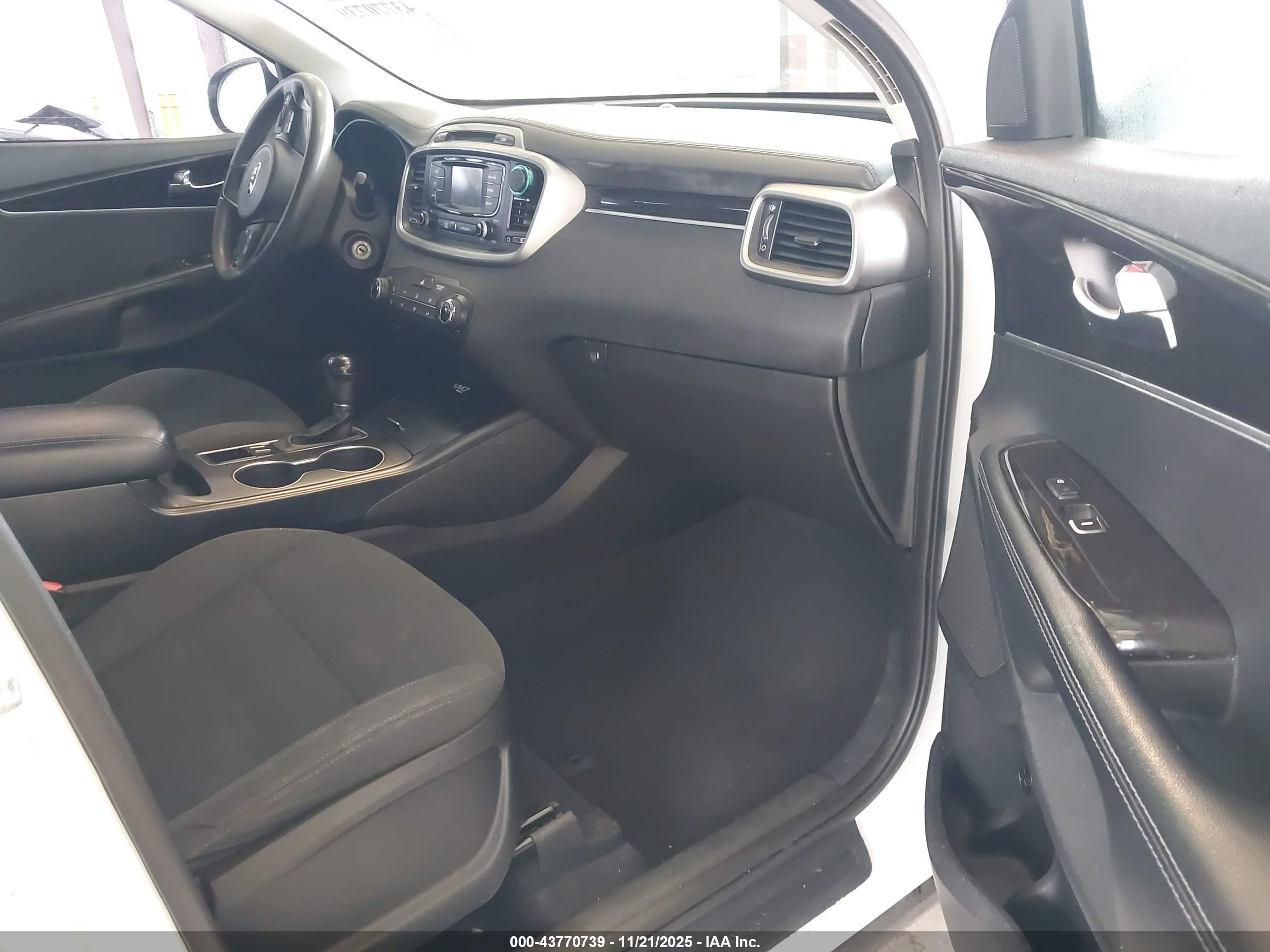 KIA SORENTO image 5