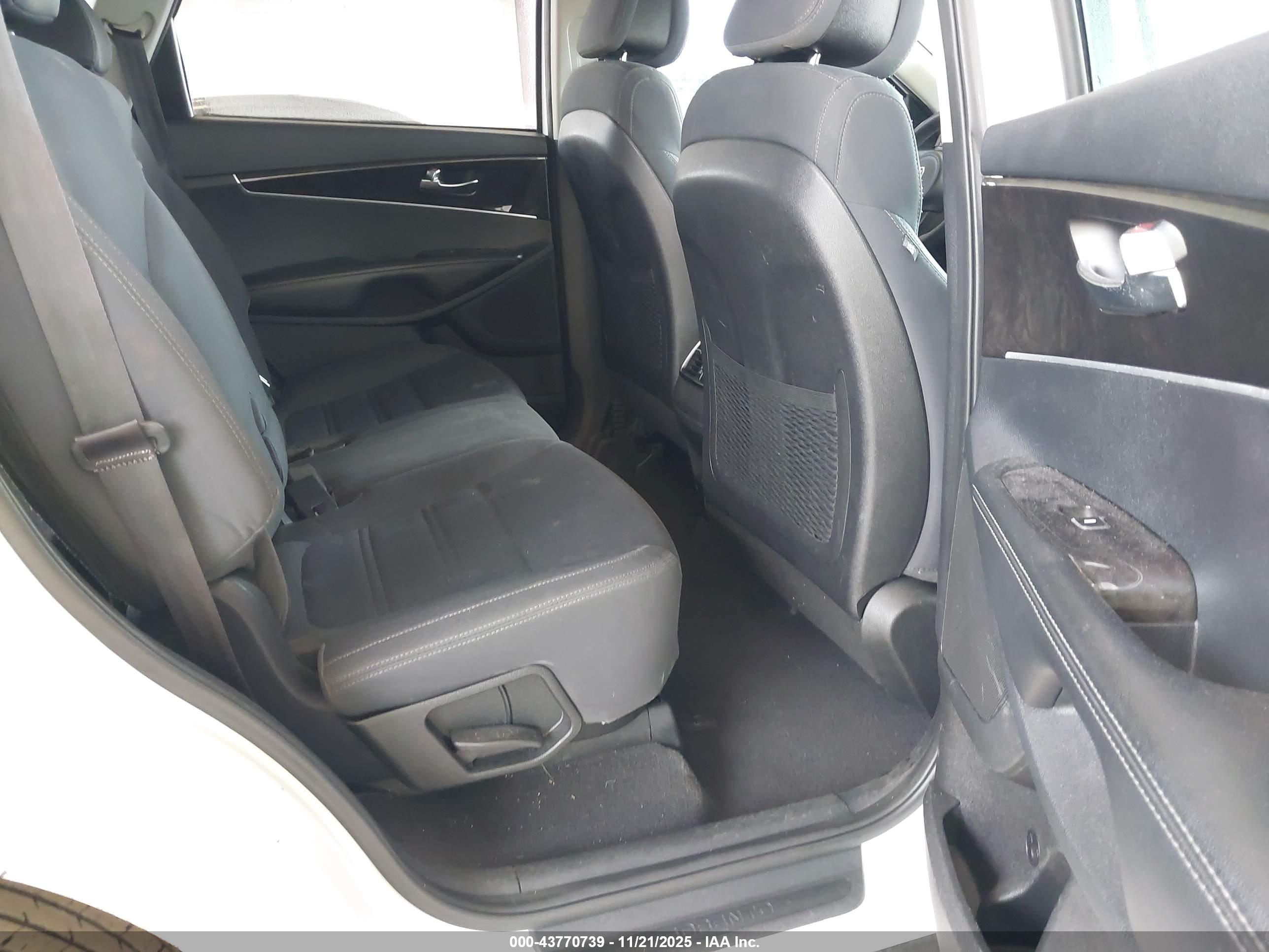 KIA SORENTO image 8