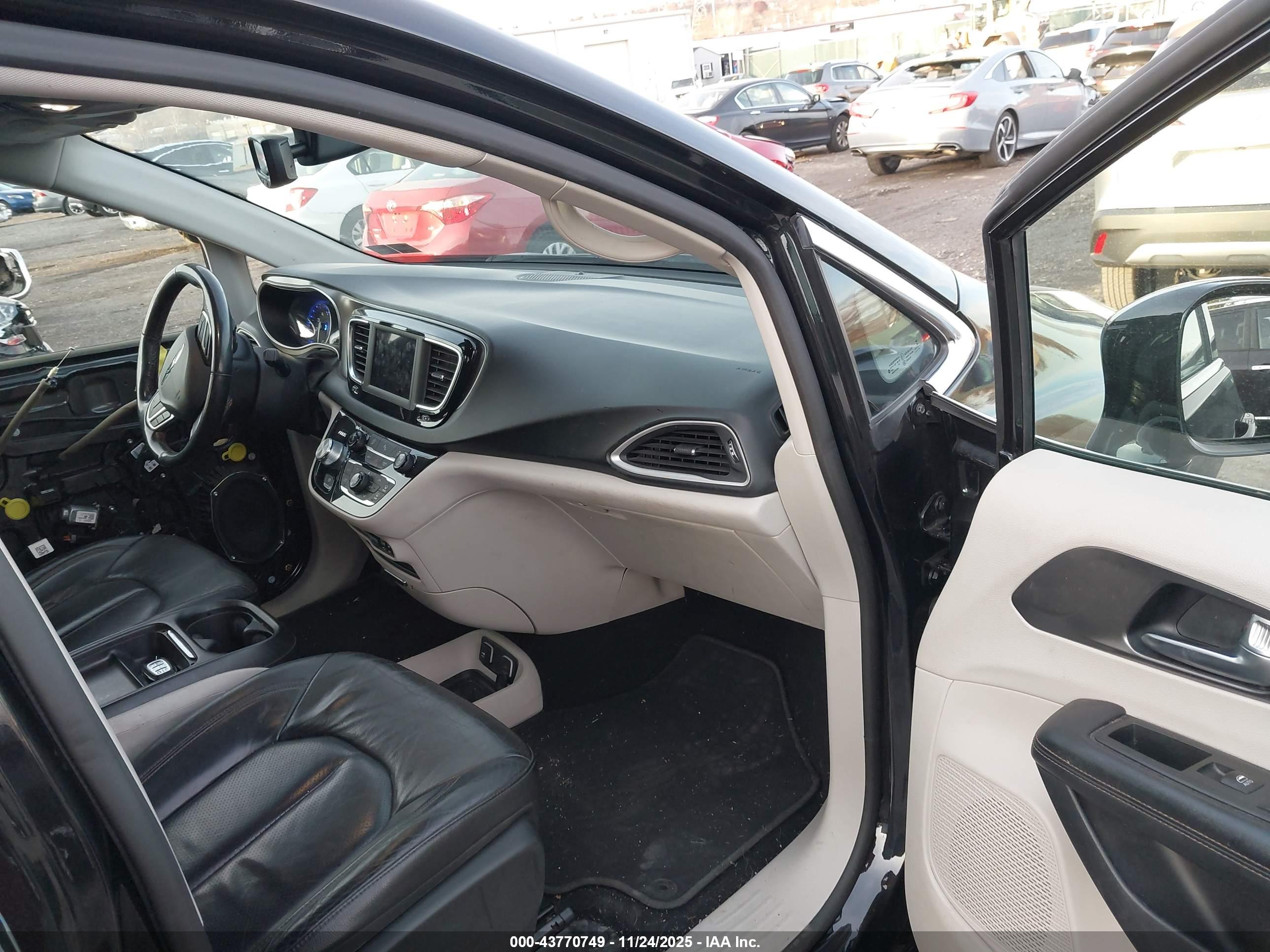 CHRYSLER PACIFICA image 5